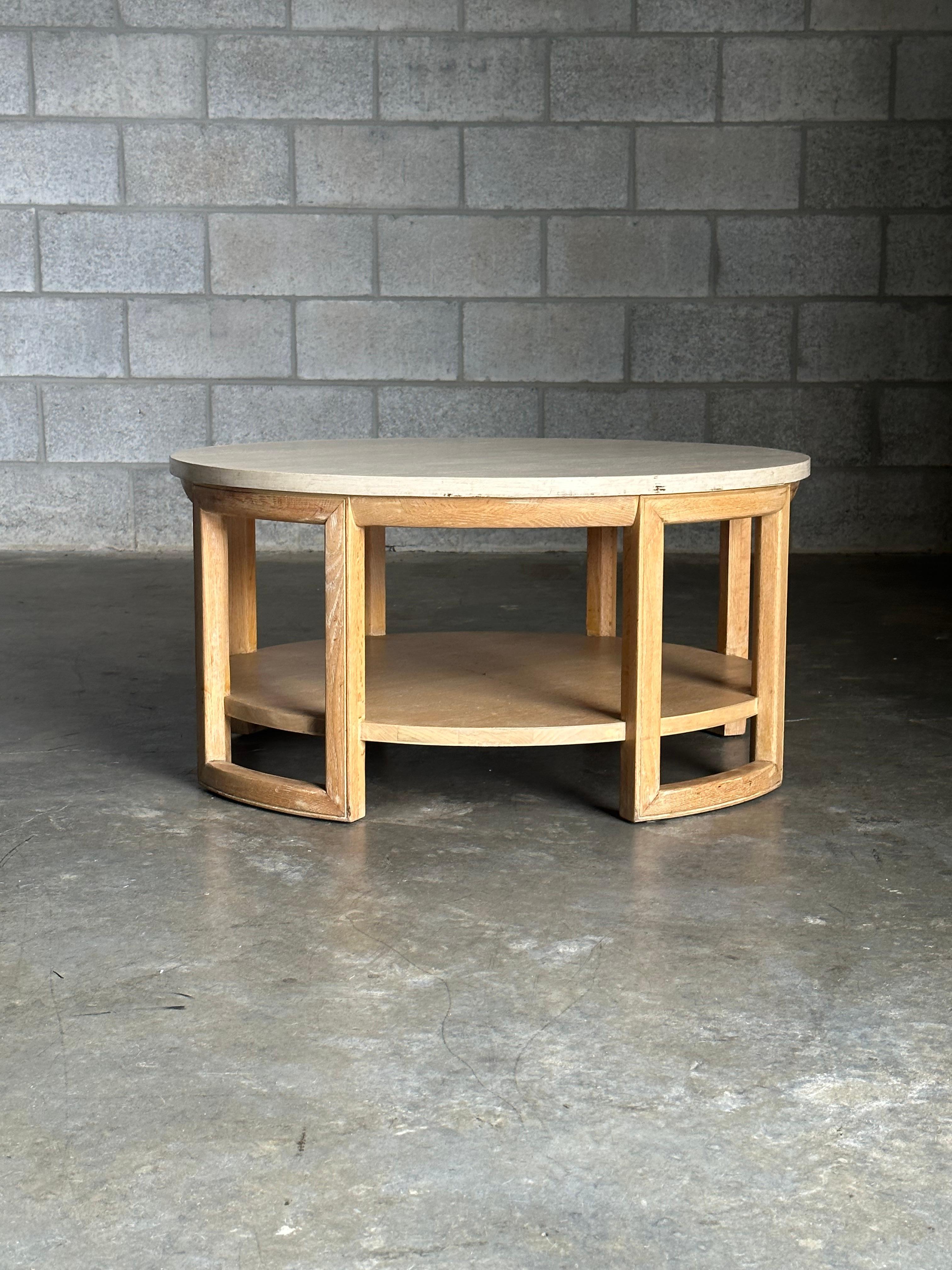 Splendido tavolino di design modernista prodotto in America intorno agli anni '50. Ricorda molto gli am designs di Paul Laszlo, Paul Frankl e Brown Saltman. Sembra che la finitura sia in quercia e il piano è verniciato o lavato di bianco. In ottime
