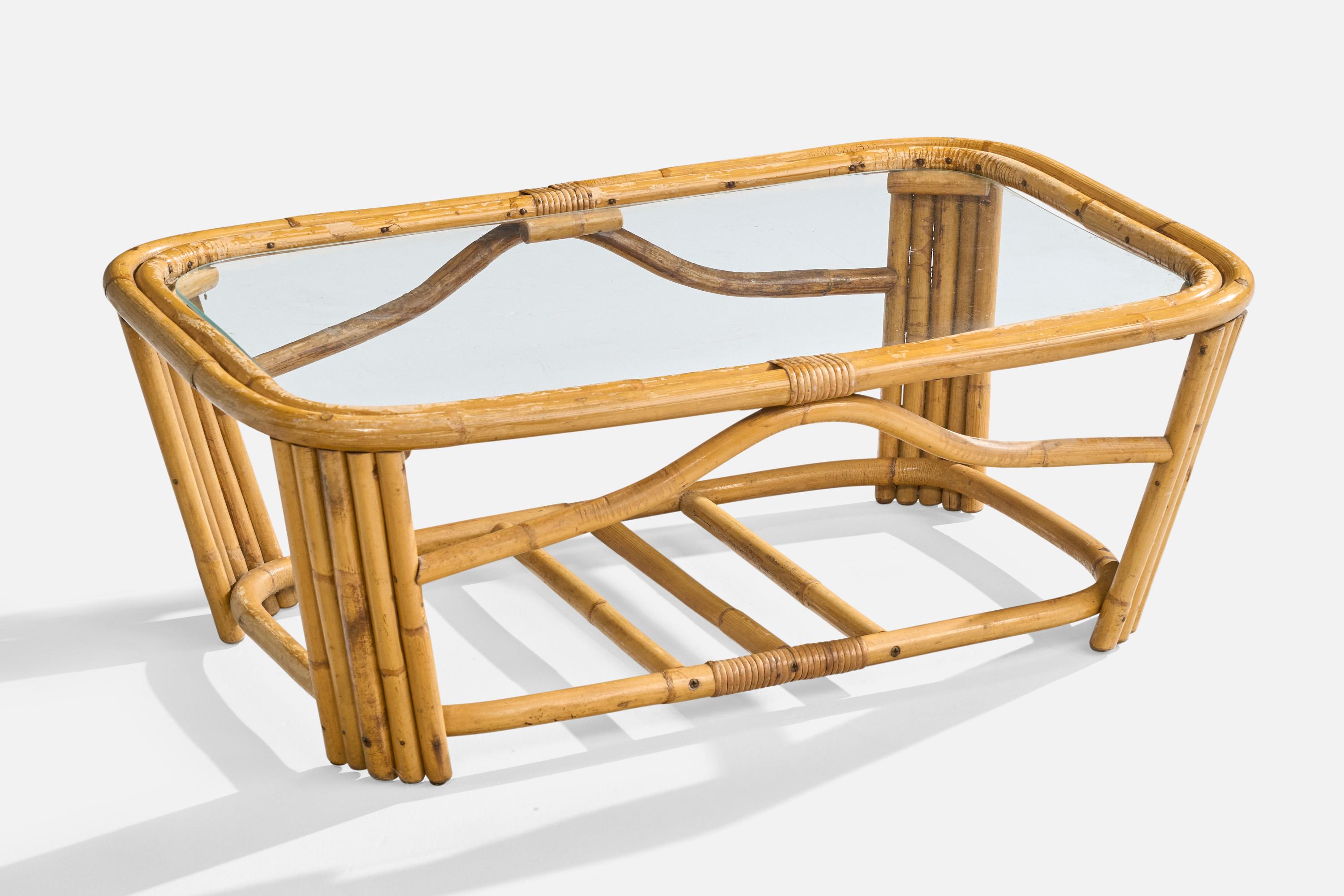 Table basse en bambou, rotin et verre, conçue et fabriquée aux États-Unis, c. années 1950.

Usure modérée du cadre en rotin, conforme à l'âge et à l'utilisation.

Dimensions : 14.5