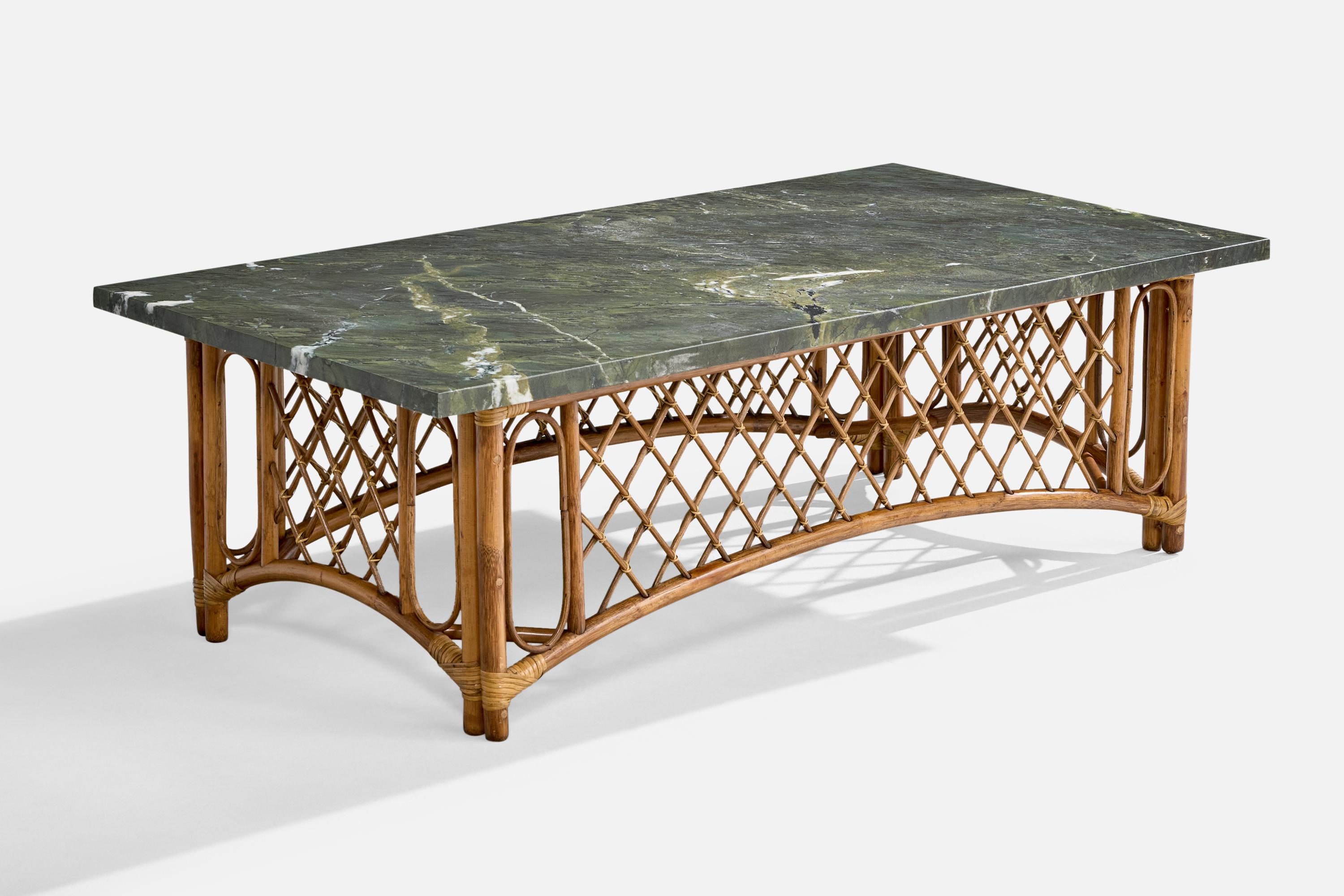 Table basse en bambou, rotin et marbre vert, conçue et fabriquée aux États-Unis, vers les années 1950.

Perte de bois mineure sur l'un des poteaux latéraux verticaux.

Dimensions globales (pouces) : 18