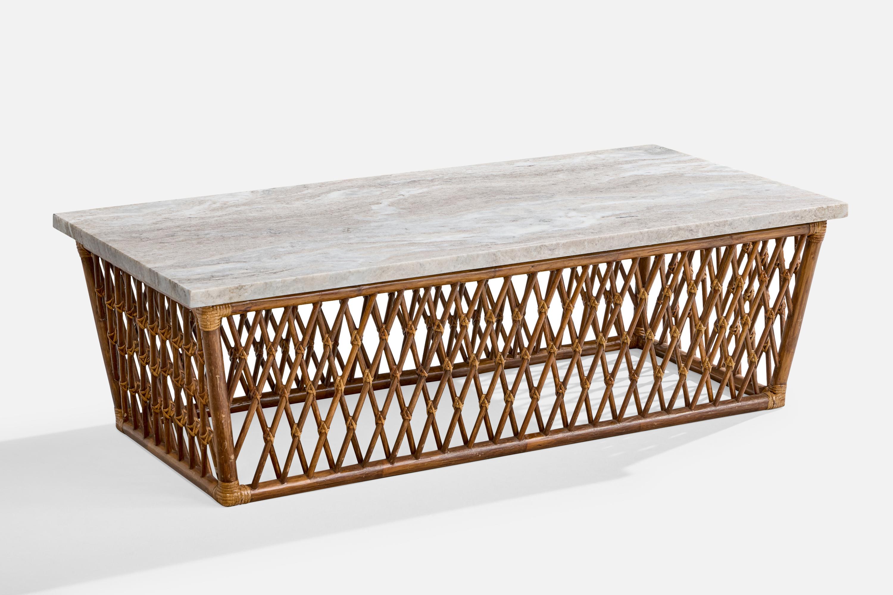 Table basse en bambou, rotin et marbre gris clair, conçue et fabriquée aux Etats-Unis, vers les années 1950.

Dimensions globales (pouces) : 17.4