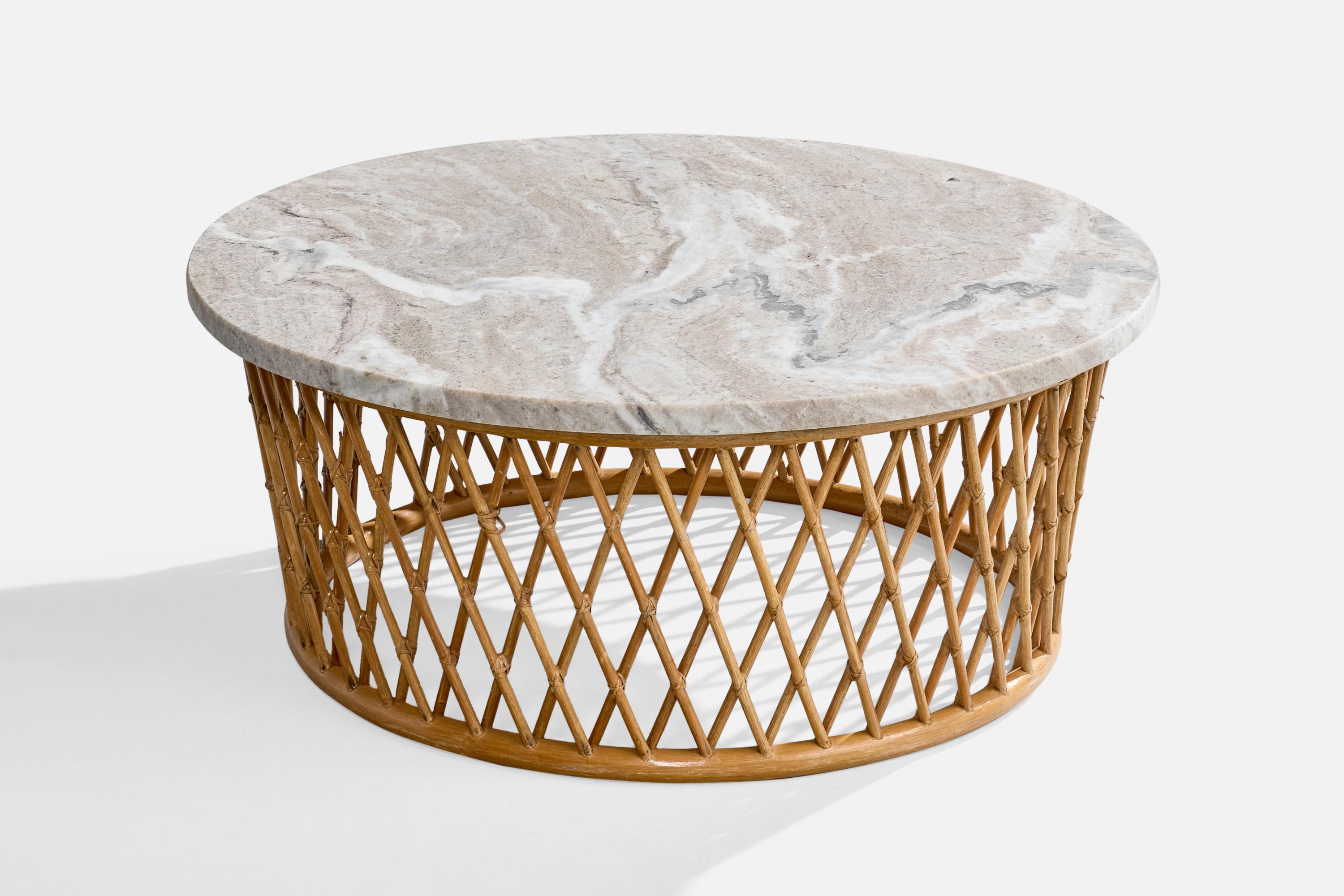 Table basse en bambou, rotin et marbre gris clair, conçue et fabriquée aux Etats-Unis, vers les années 1950.

Dimensions globales (pouces) : 17.5