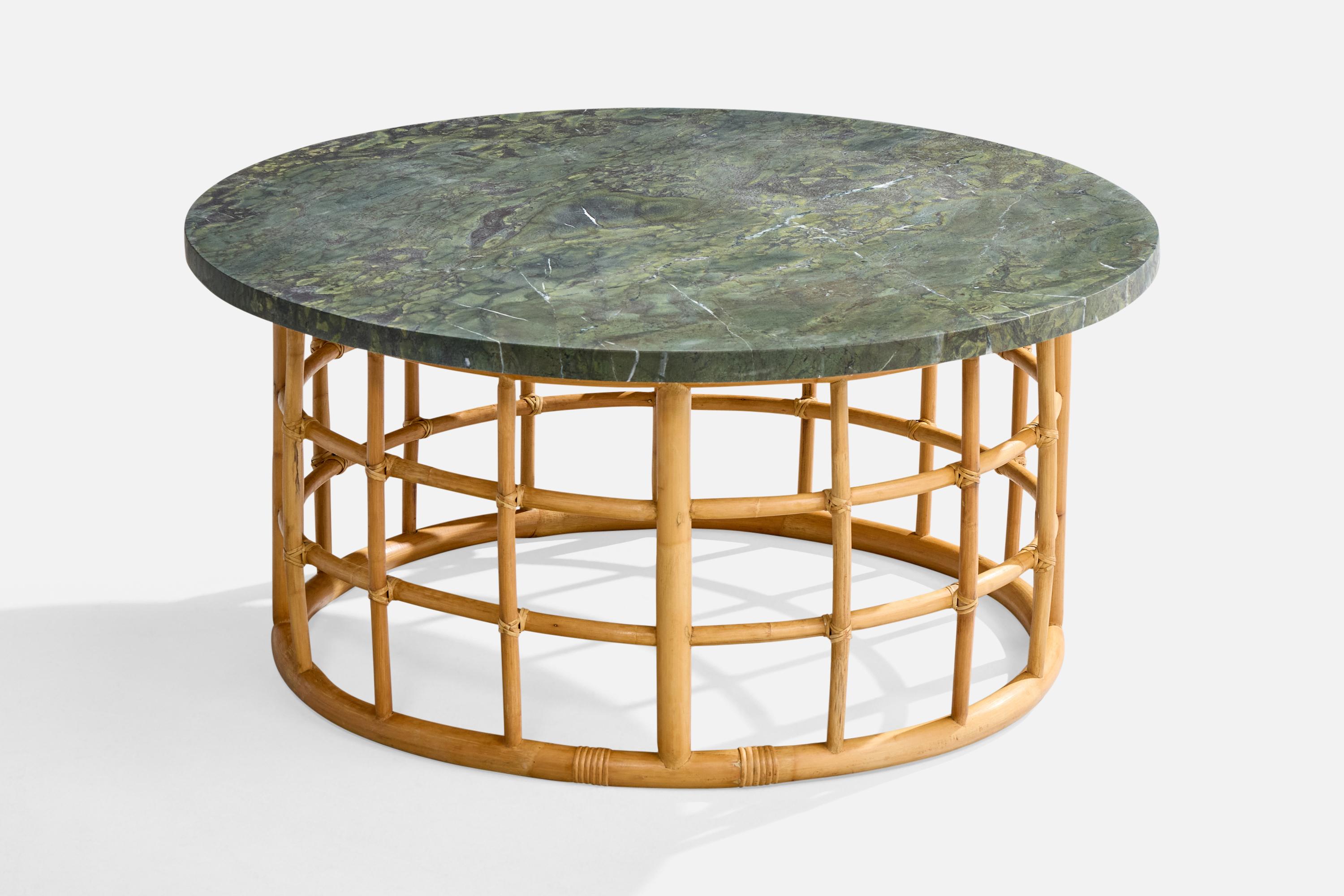 Table basse en bambou, rotin et marbre vert, conçue et fabriquée aux États-Unis, vers les années 1950.

Dimensions globales (pouces) : 27.5
