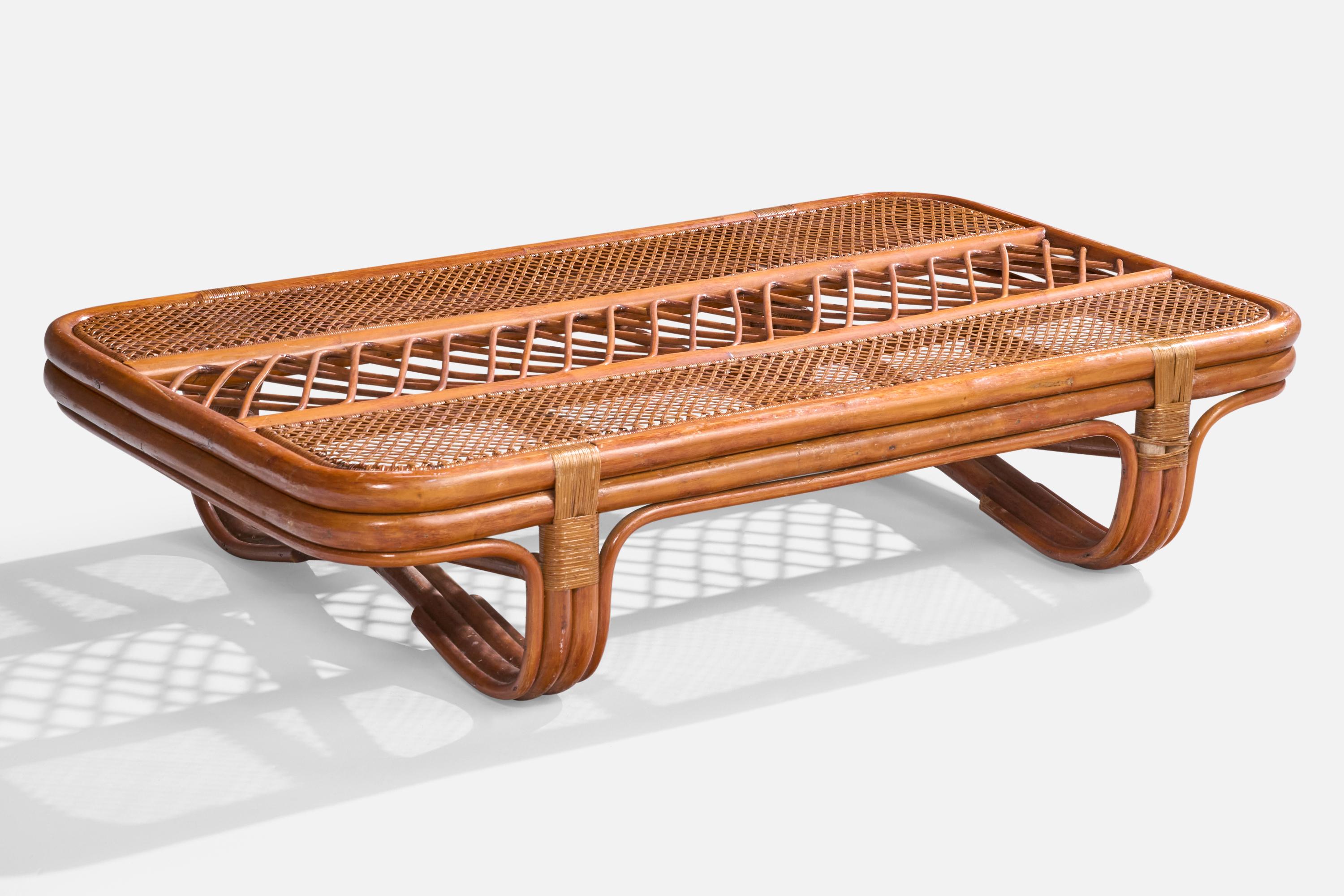 Ein Couchtisch aus Bambus und Rattan, entworfen und hergestellt in den USA, ca. 1950er Jahre.

Präsentiert sich mit dramatischer Patina. Freigabe auf Rattan wie abgebildet, Ausbesserung auf Anfrage möglich.

Abmessungen: 13