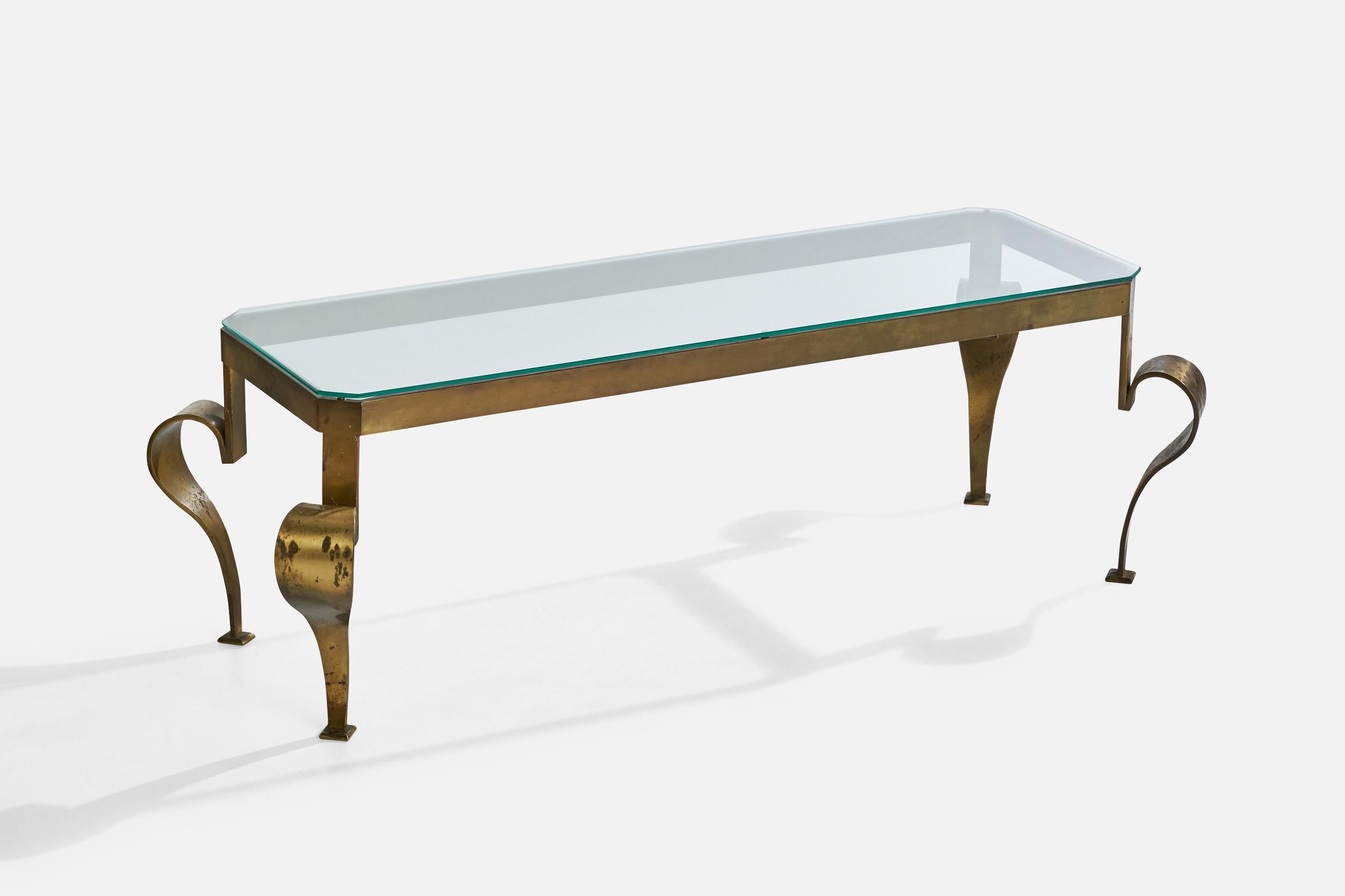 Table basse en laiton et en verre conçue et fabriquée aux États-Unis, c.C. années 1970.

Dimensions : 14.75
