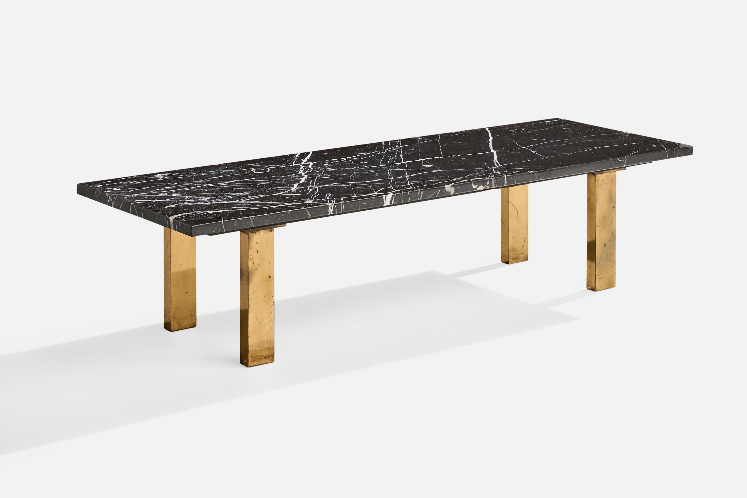 Table basse en marbre noir et blanc et en laiton, conçue et produite aux États-Unis, vers les années 1960.

Dimensions globales (pouces) : 13.5 