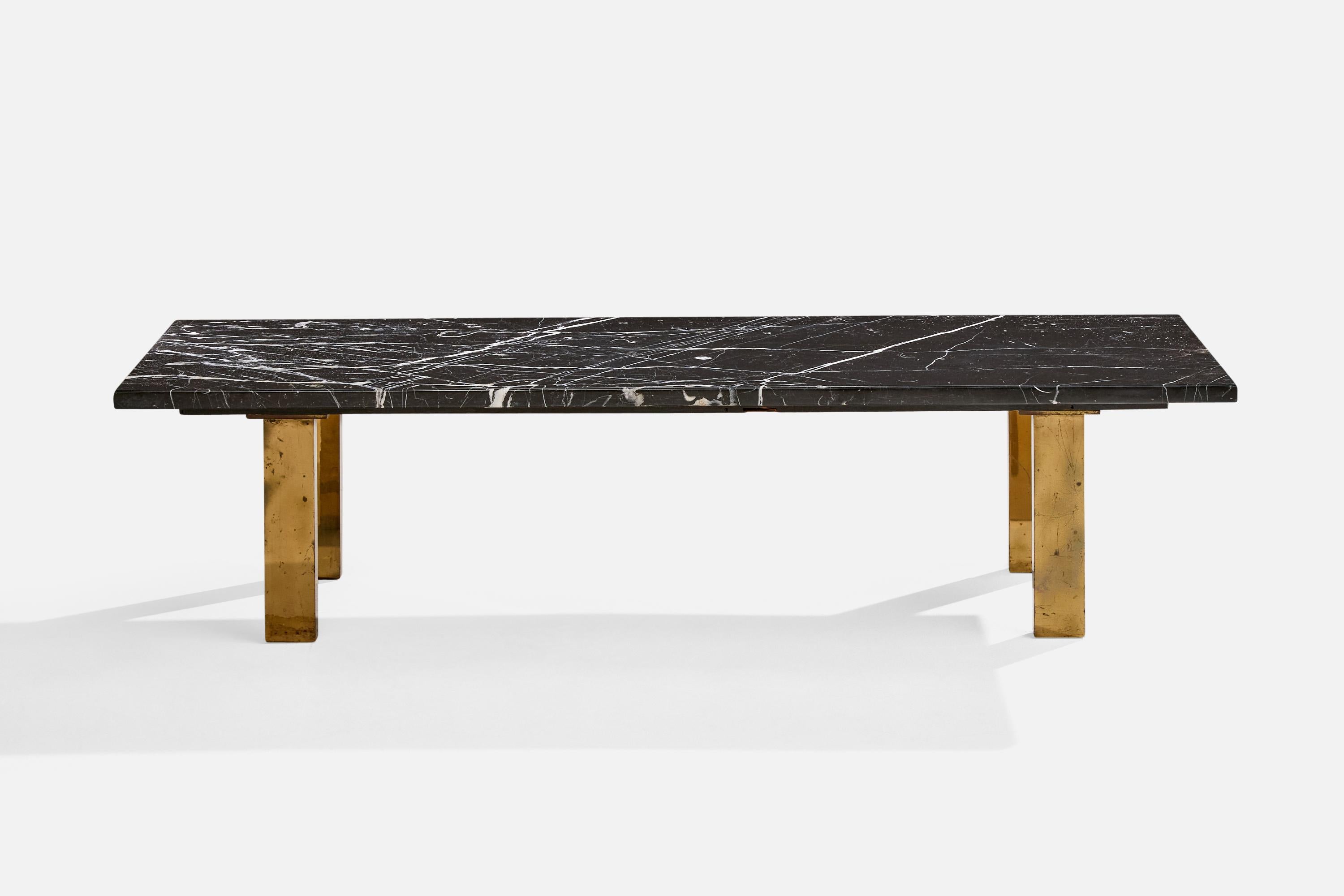 Mid-Century Modern Designer américain, table basse, laiton, marbre, États-Unis, années 1960 en vente