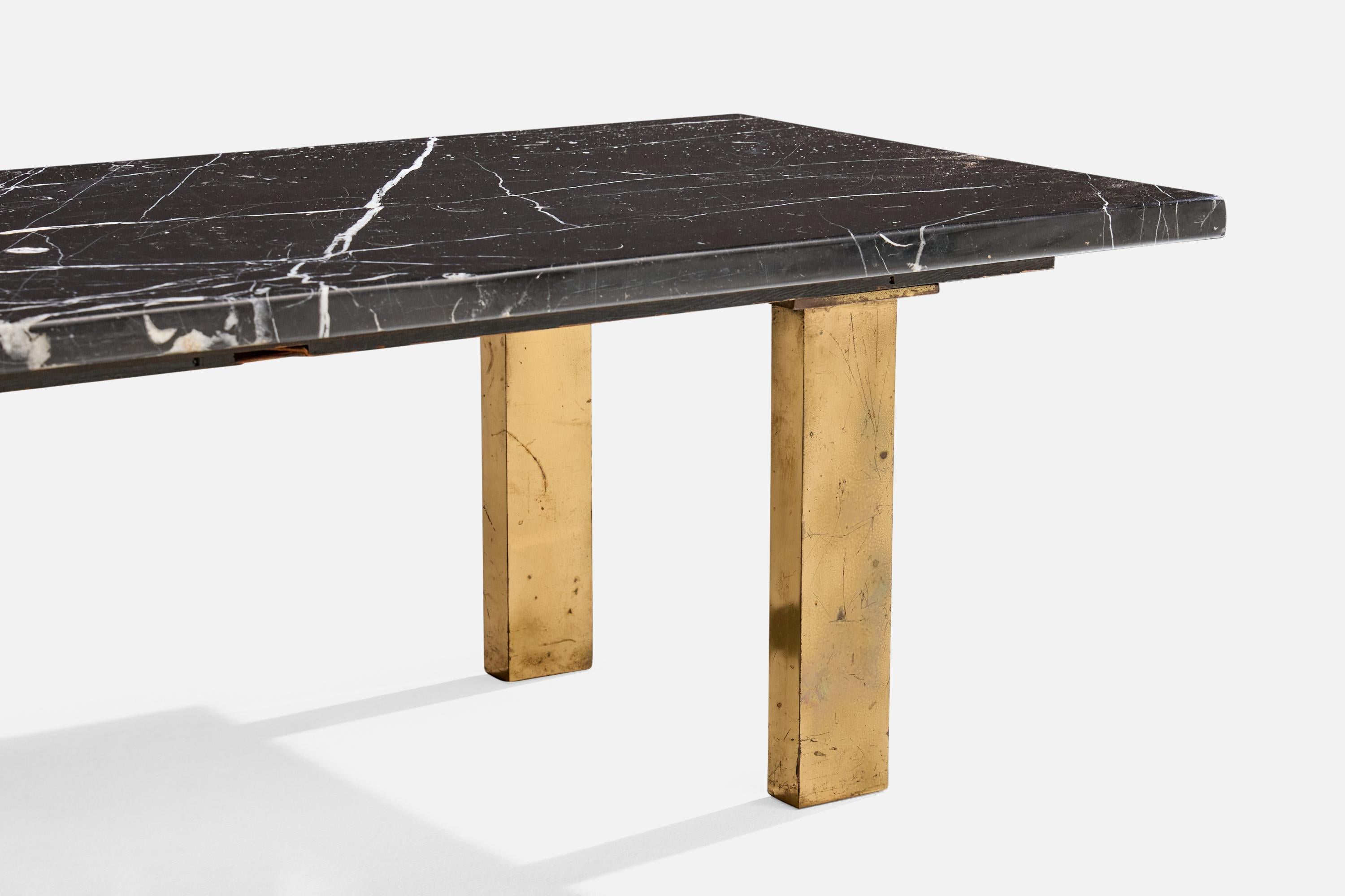 Milieu du XXe siècle Designer américain, table basse, laiton, marbre, États-Unis, années 1960 en vente