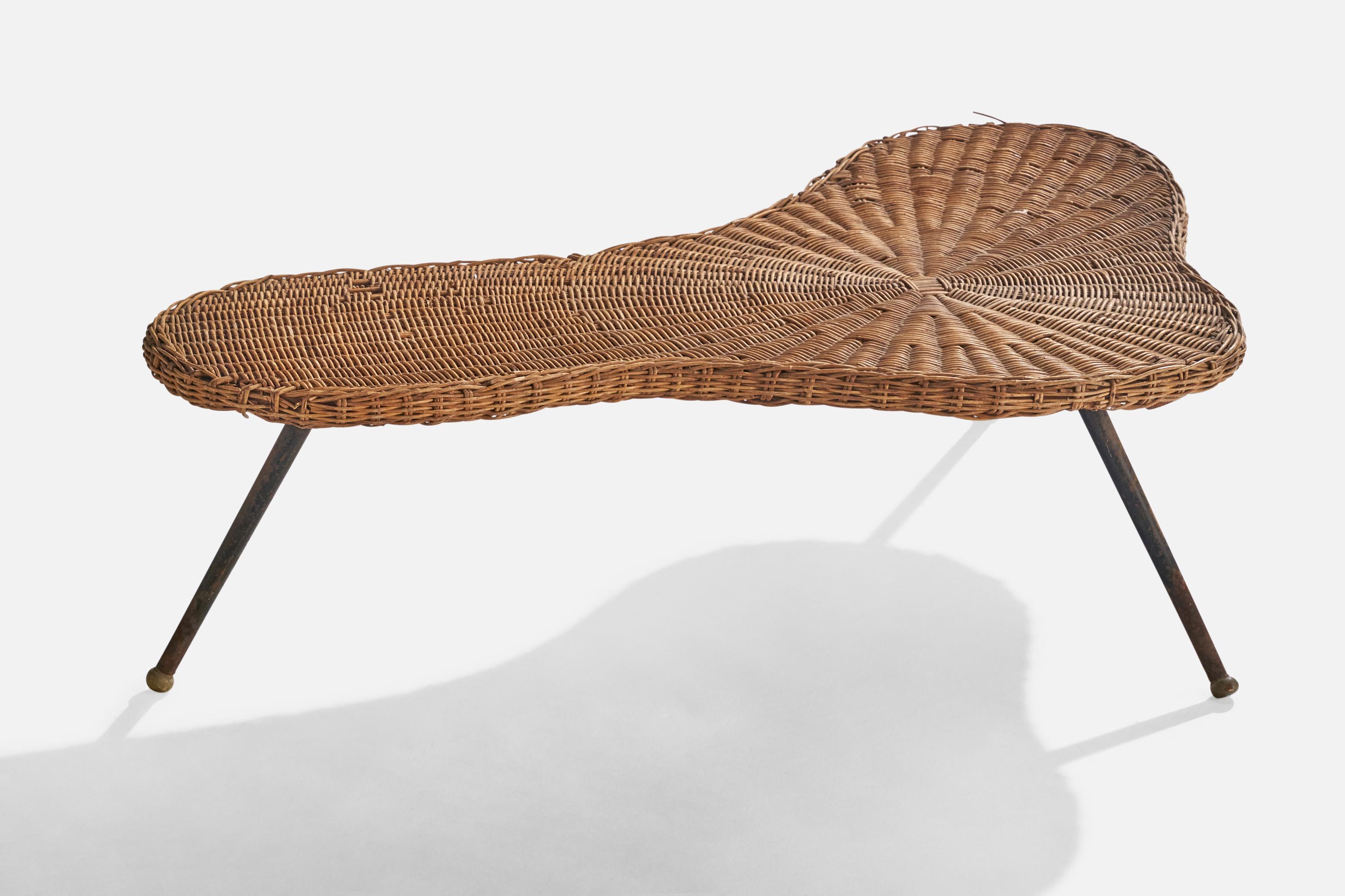 Freiform-Couchtisch aus Rattan und Eisen, entworfen und hergestellt in den USA, ca. 1950er Jahre.

Abmessungen: 13,5