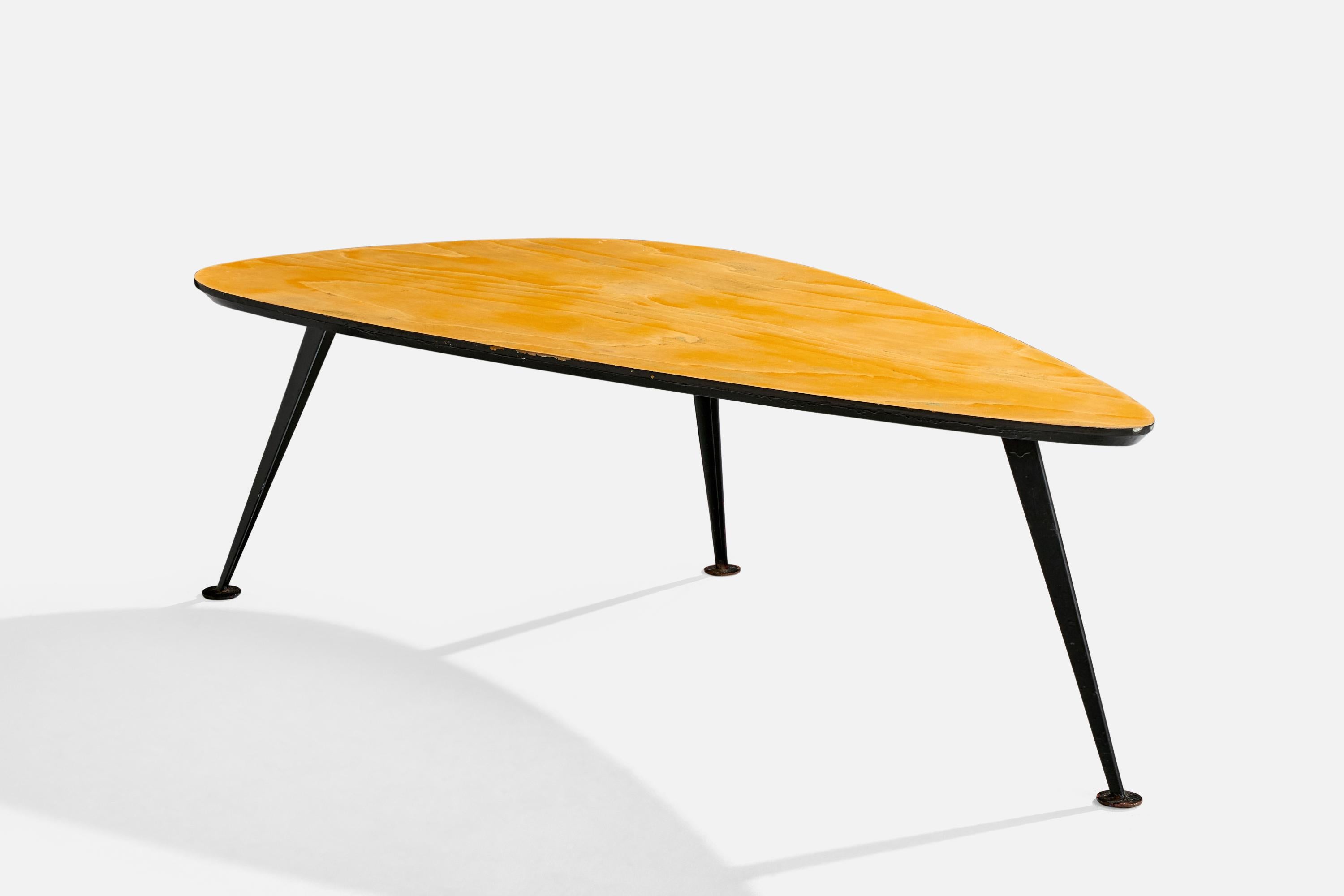 Table basse en fer peint en noir et en érable, conçue et fabriquée aux États-Unis, vers les années 1950.

Oxydation modérée des pattes en fer.

La partie supérieure est décolorée.

Dimensions globales (pouces) : 16.75 