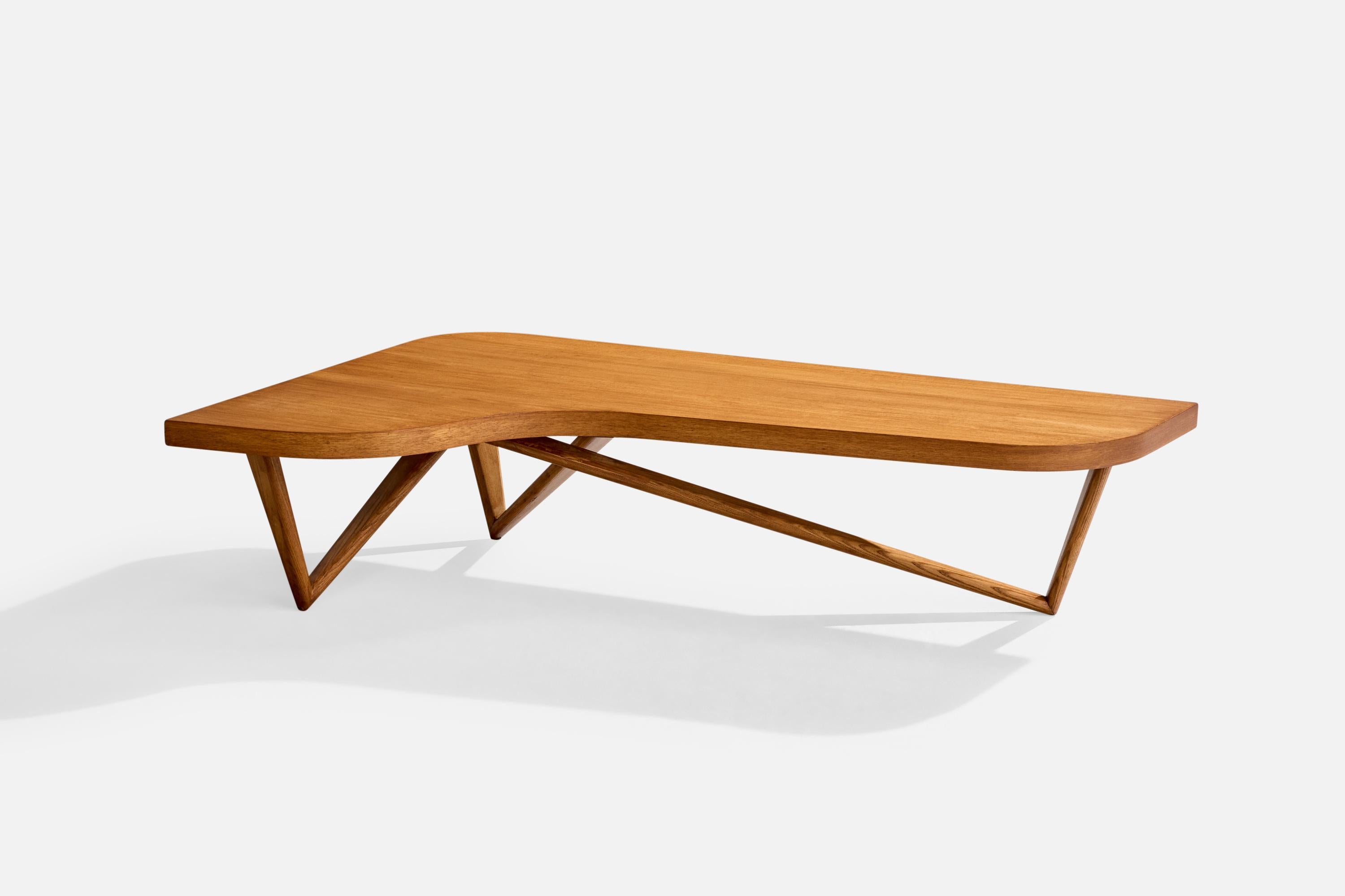 Table basse en chêne et noyer, conçue et fabriquée aux États-Unis, vers les années 1950.

Entièrement rénové.

Dimensions globales (pouces) : 14.75 