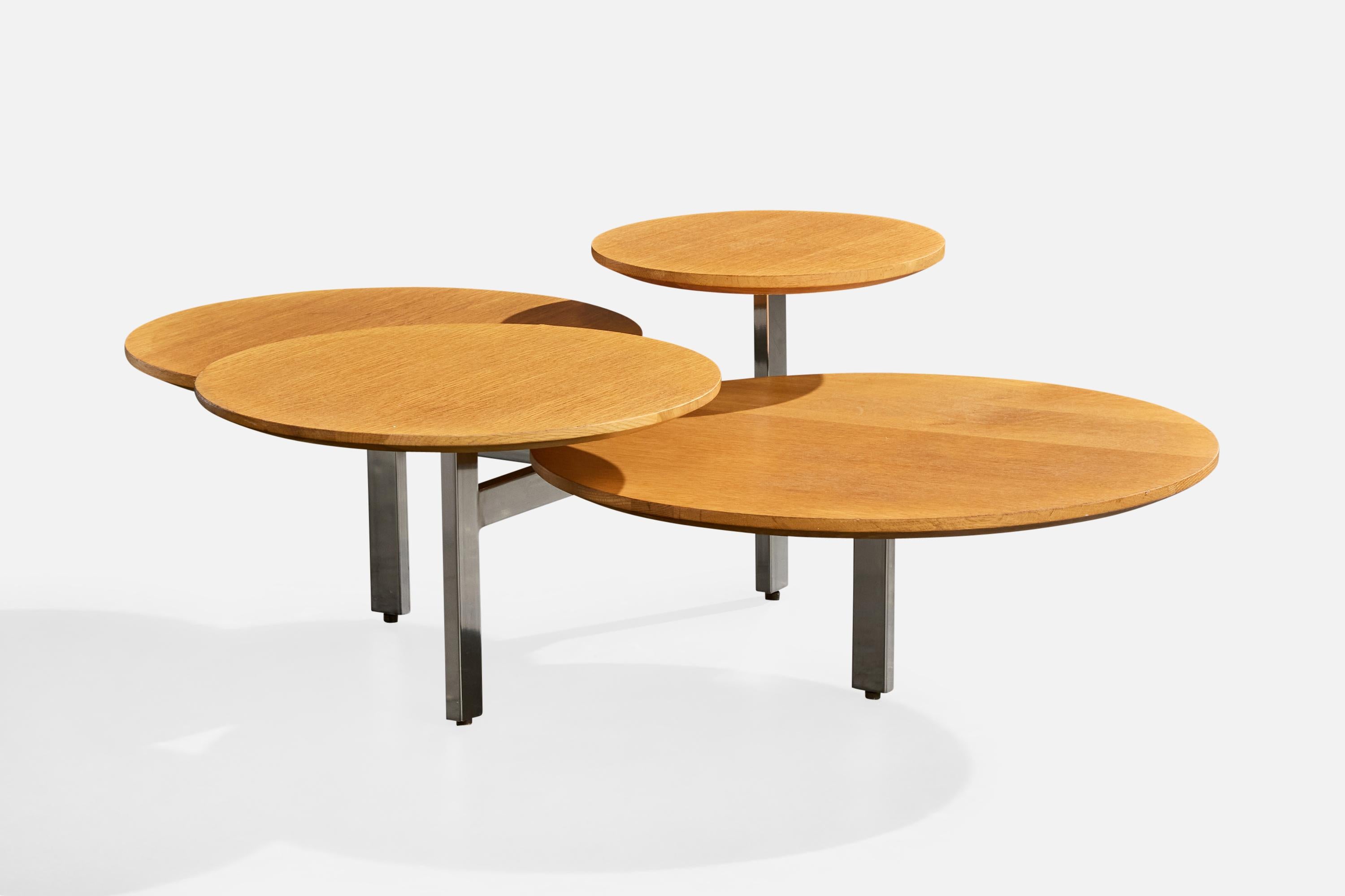 Table basse en acier et en bois, probablement conçue et produite aux États-Unis, vers les années 1970.

Les bords du plateau de la table en bois et la finition du bois sont présents avec une très légère usure. 

Dimensions globales (pouces) : 15.5