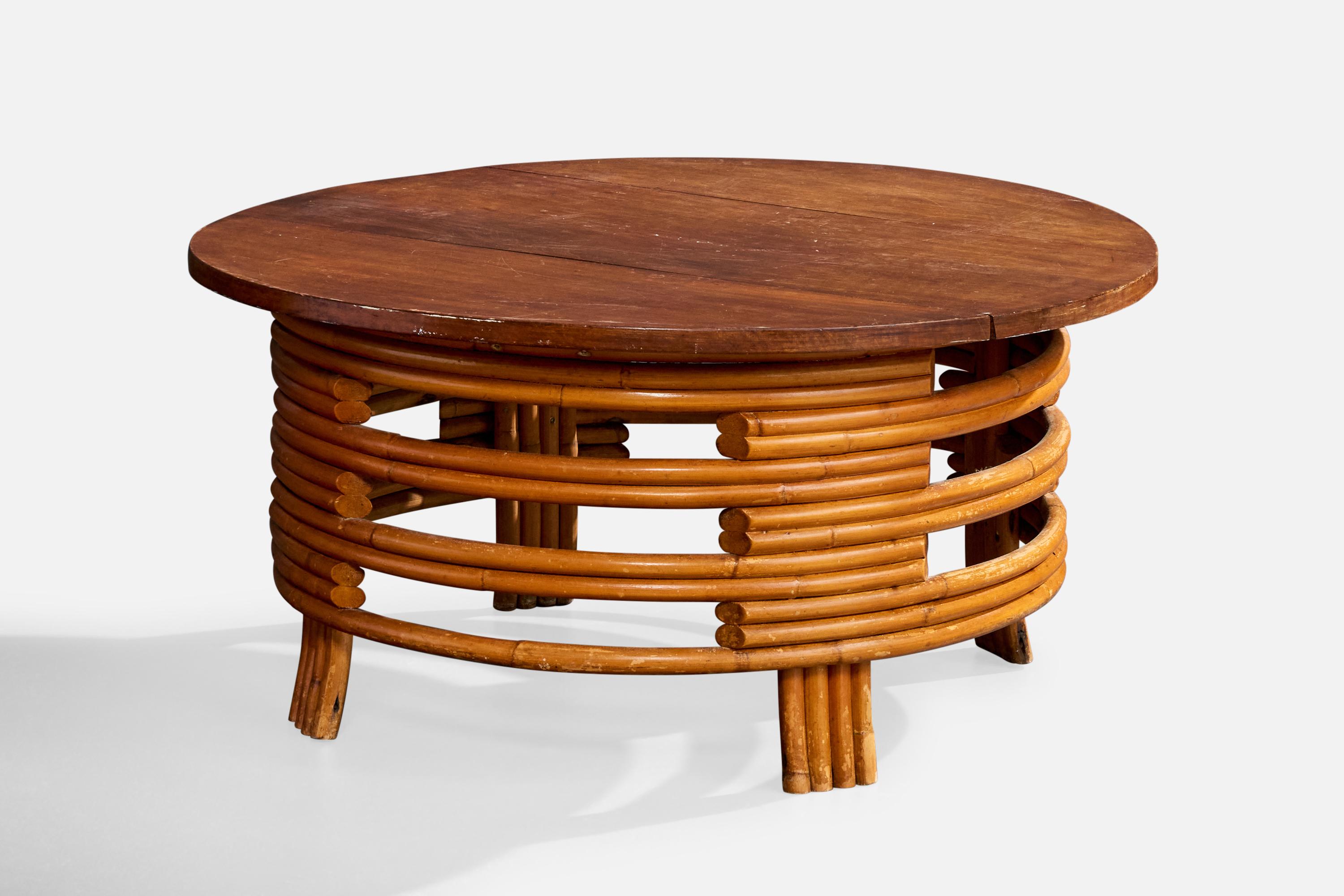 Table basse en bambou et en bois, conçue et fabriquée aux États-Unis, vers les années 1950.

Usure de la surface supérieure correspondant à l'âge et à l'utilisation. 

Fendre le bois en deux parties du plateau de table.

Dimensions globales (pouces)
