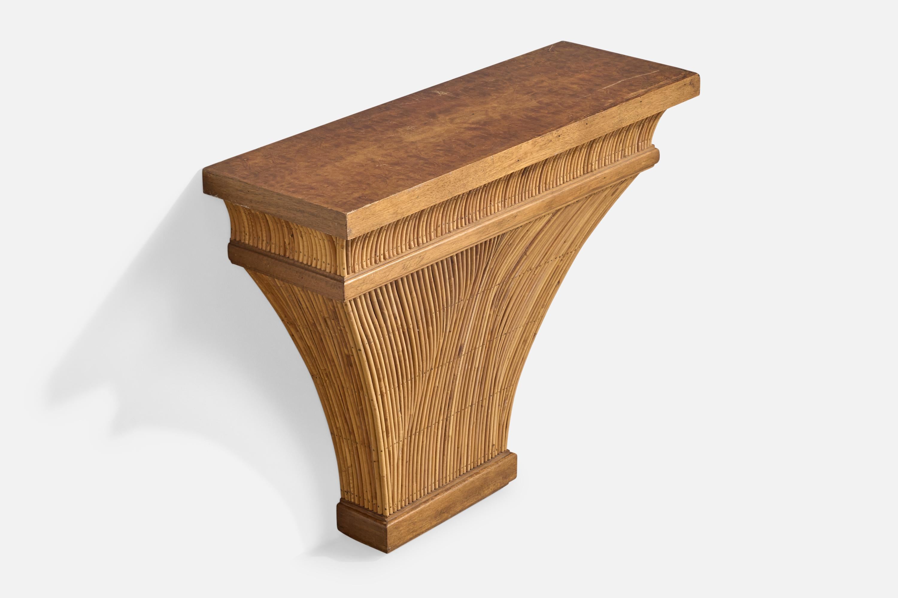 Consolle in legno e bambù progettata e prodotta negli Stati Uniti, anni '70 circa.

Il piano del tavolo in legno presenta graffi moderati. Possibilità di ritocco gratuito.

Dimensioni (pollici): 29,75