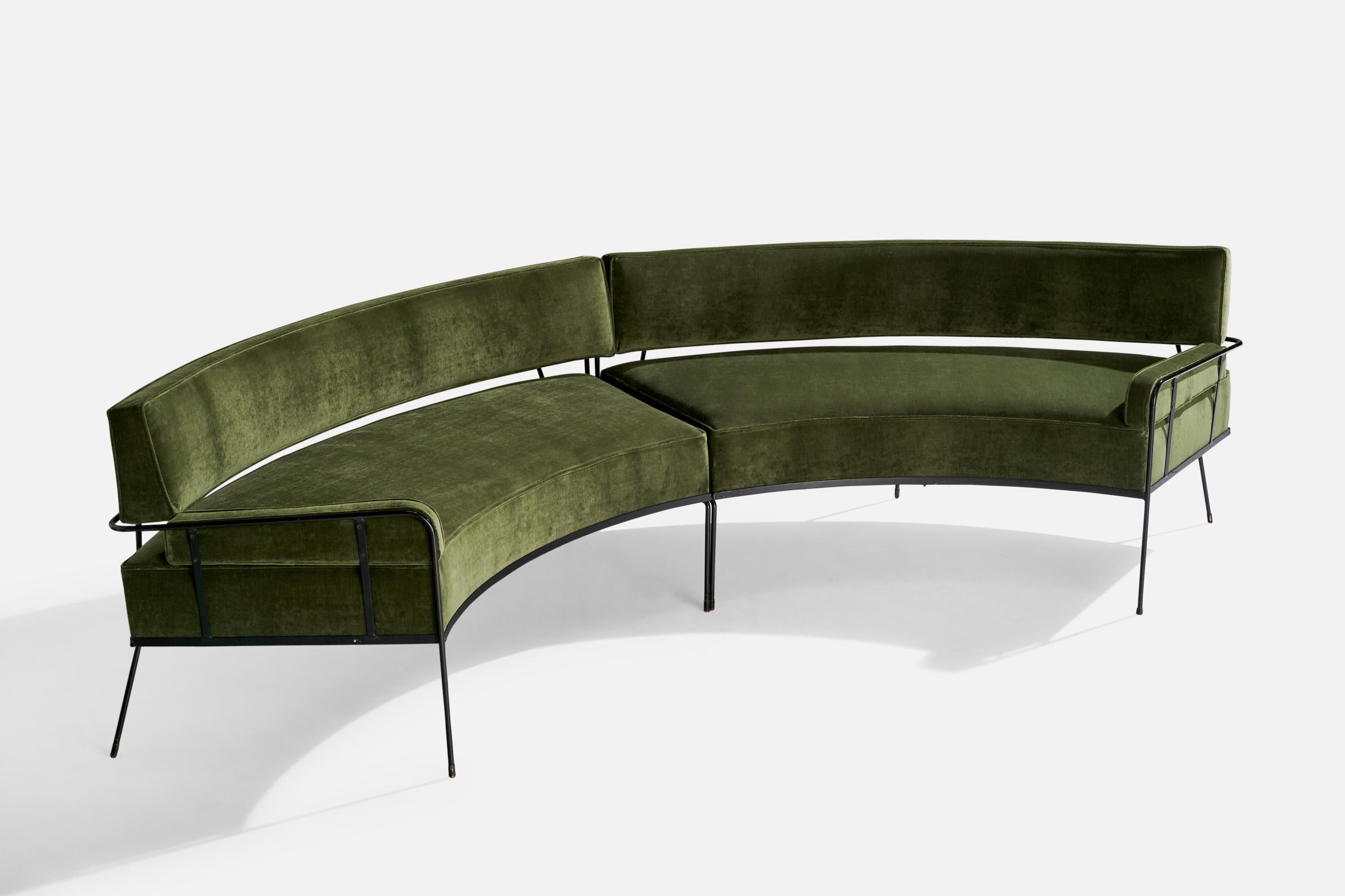 Sofá curvo de hierro pintado de negro y terciopelo verde, diseñado y fabricado en EE.UU., c. 1950.

Tamaño de la sección individual 30