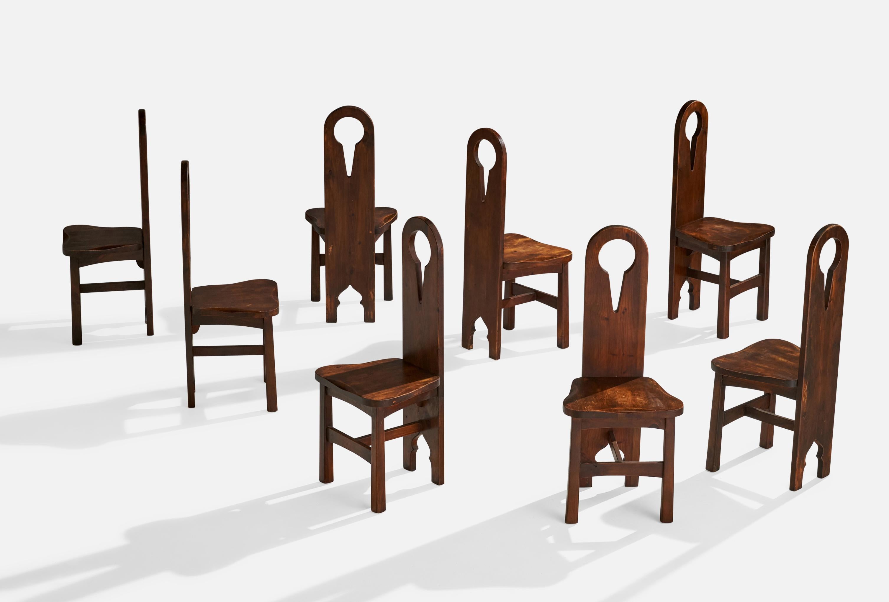 Ensemble de 8 chaises de salle à manger en pin teinté, conçues et produites aux Etats-Unis, vers 1910.

hauteur du siège 17.75
