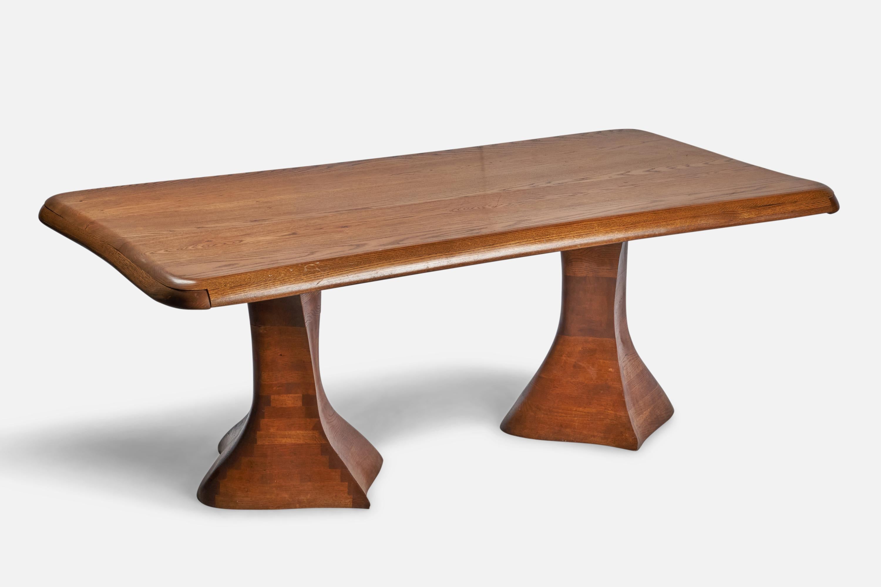 Table de salle à manger en chêne stratifié et sculpté, conçue et fabriquée aux États-Unis, vers les années 1980.