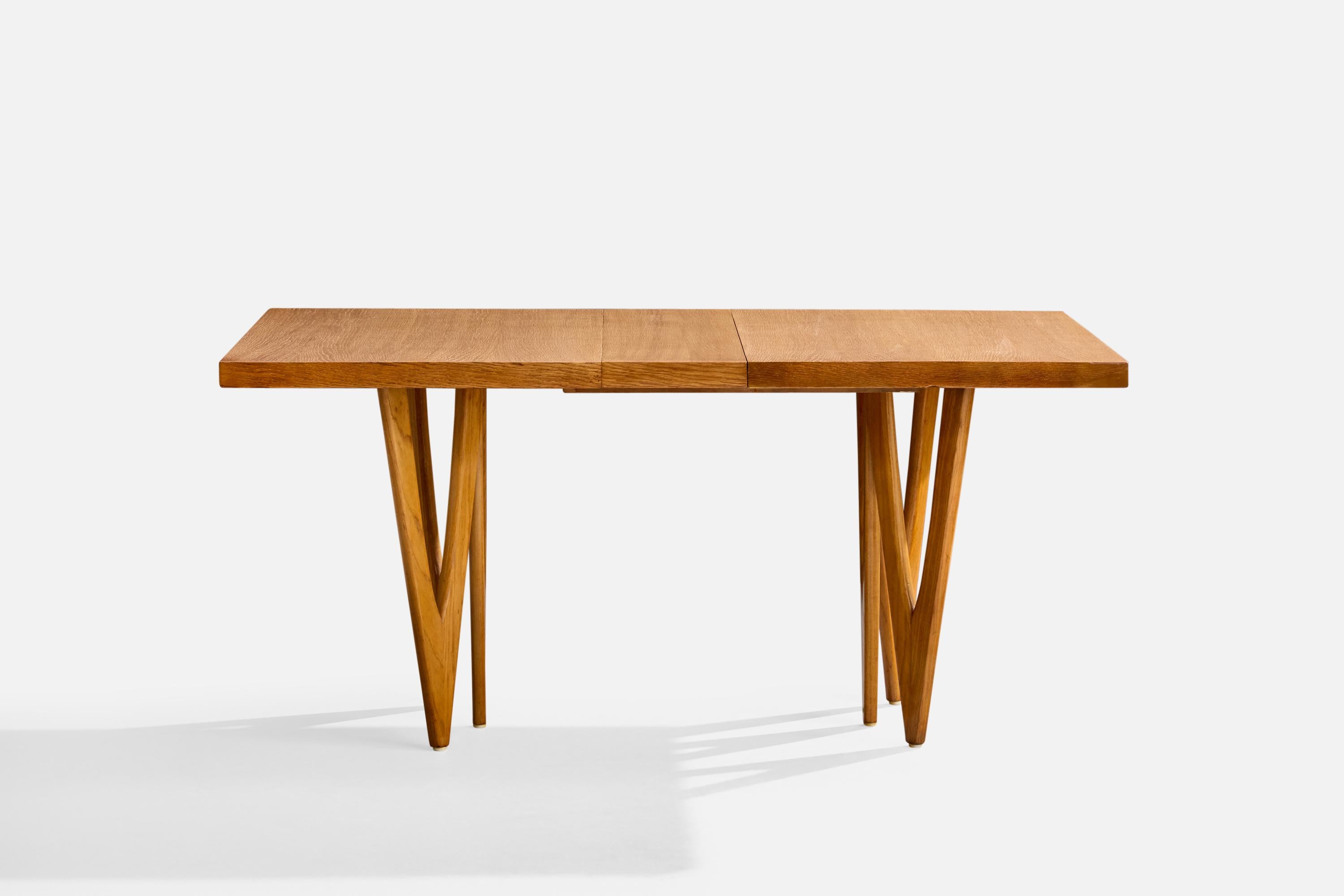 American Designer, Dining Table, Oak, Walnut, USA, 1950s In Good Condition For Sale In High Point, NC
