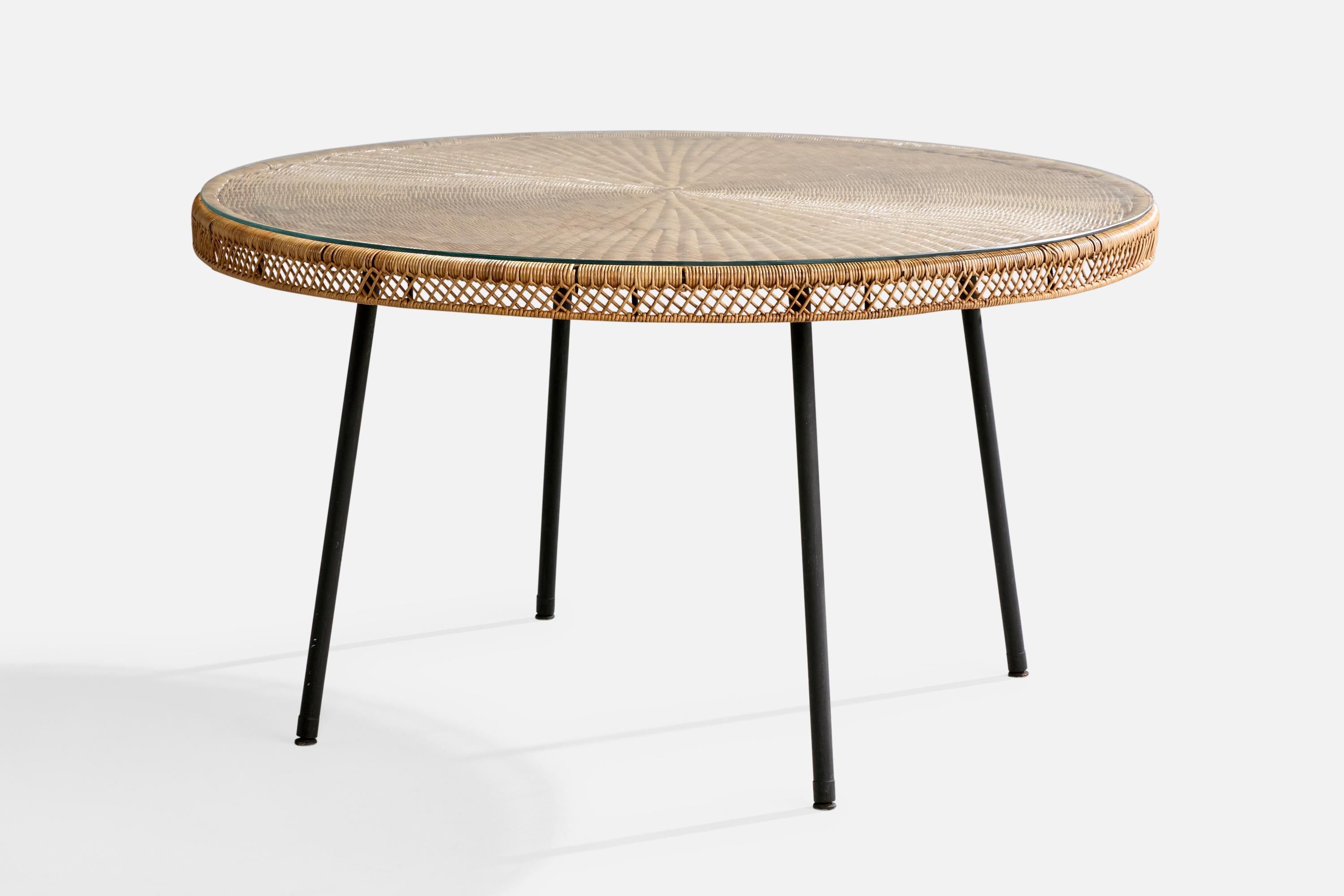 Mesa de comedor de cristal, ratán y metal lacado en negro, diseñada y fabricada en EE.UU., c. 1950.

Dimensiones totales (pulgadas): 26,75