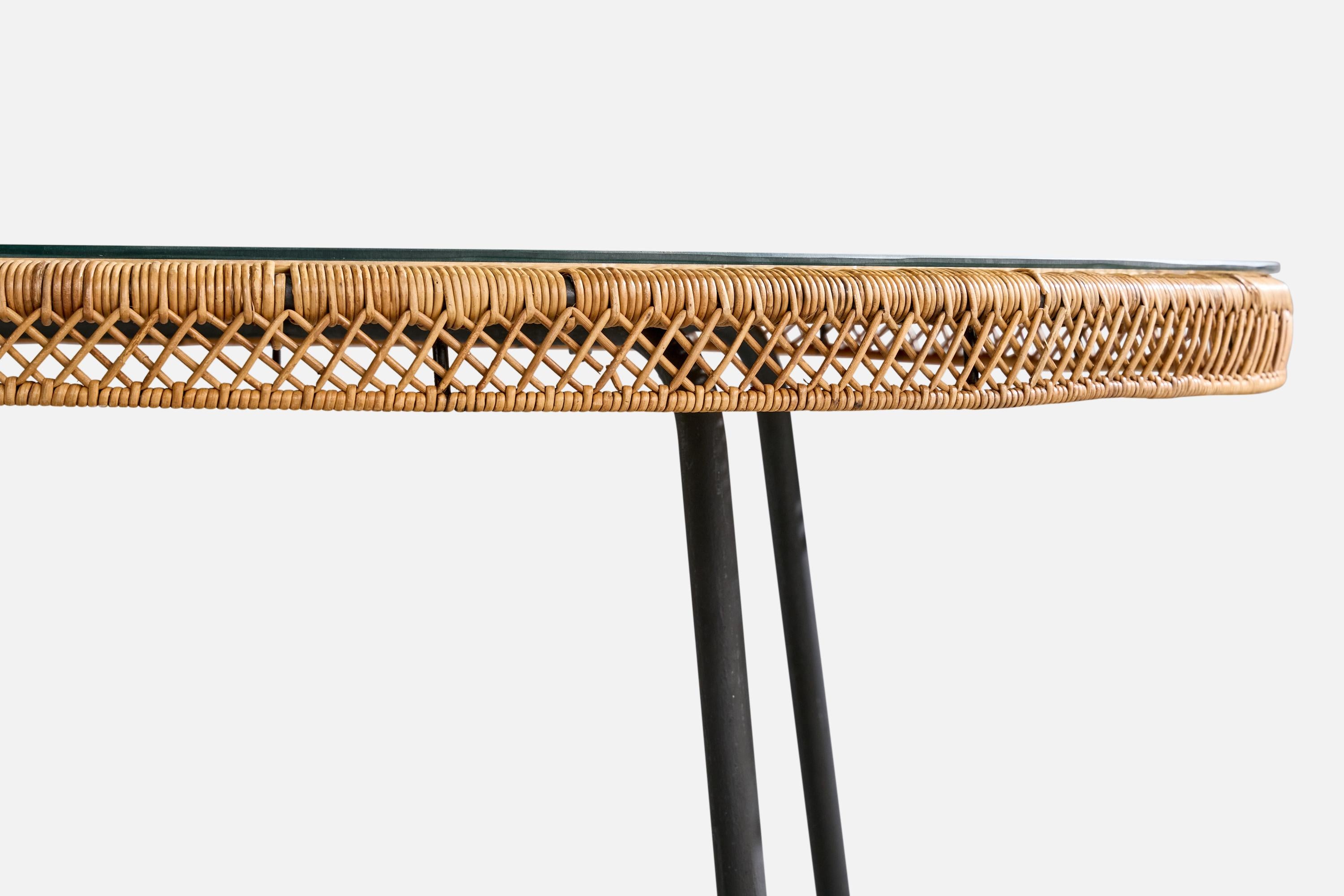Diseñador americano, Mesa de comedor, Ratán, Cristal, Hierro, EE.UU., Años 50 en Bueno estado para la venta en High Point, NC