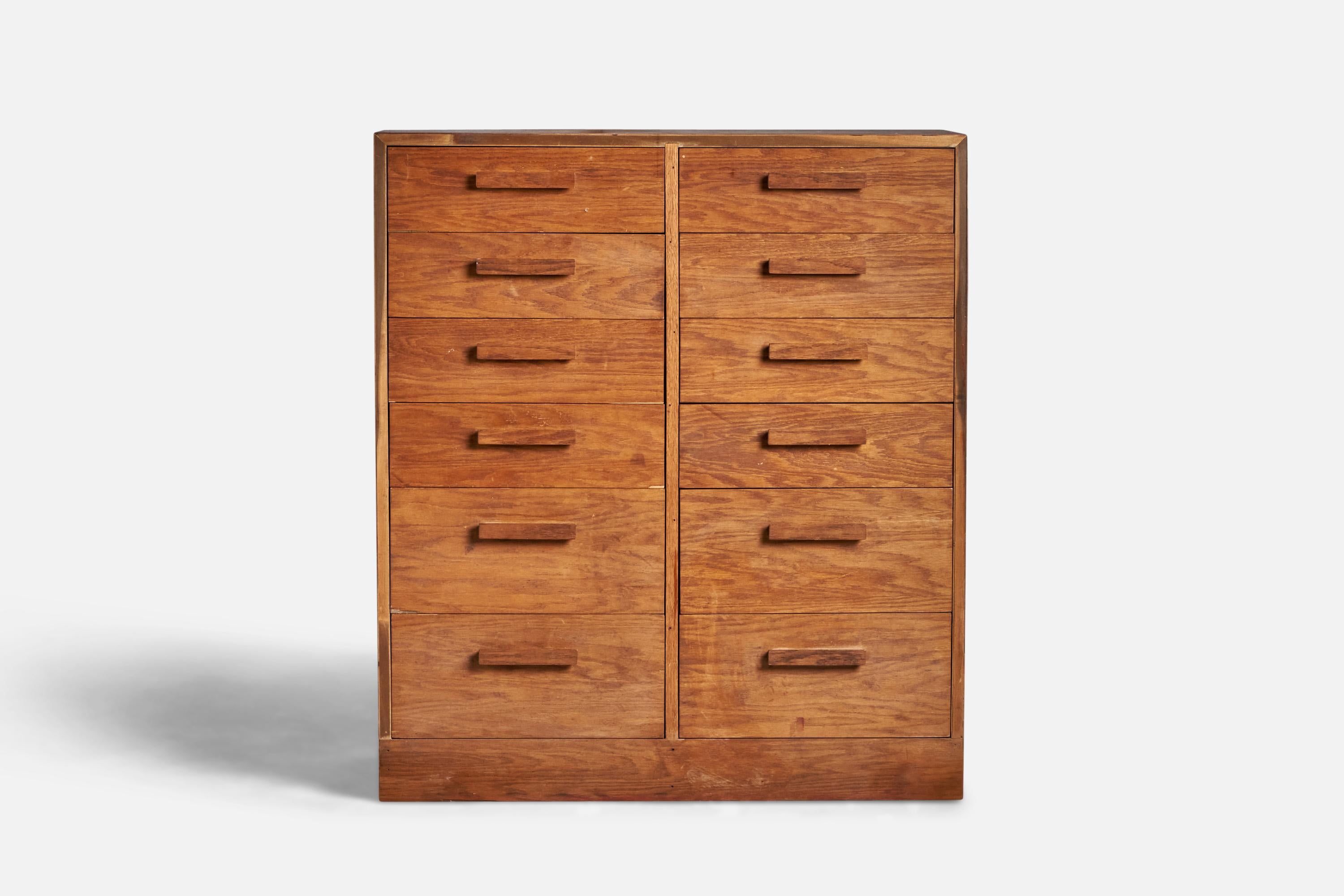 American Designer, Dresser, Oak, USA, 1930s In Good Condition For Sale In High Point, NC