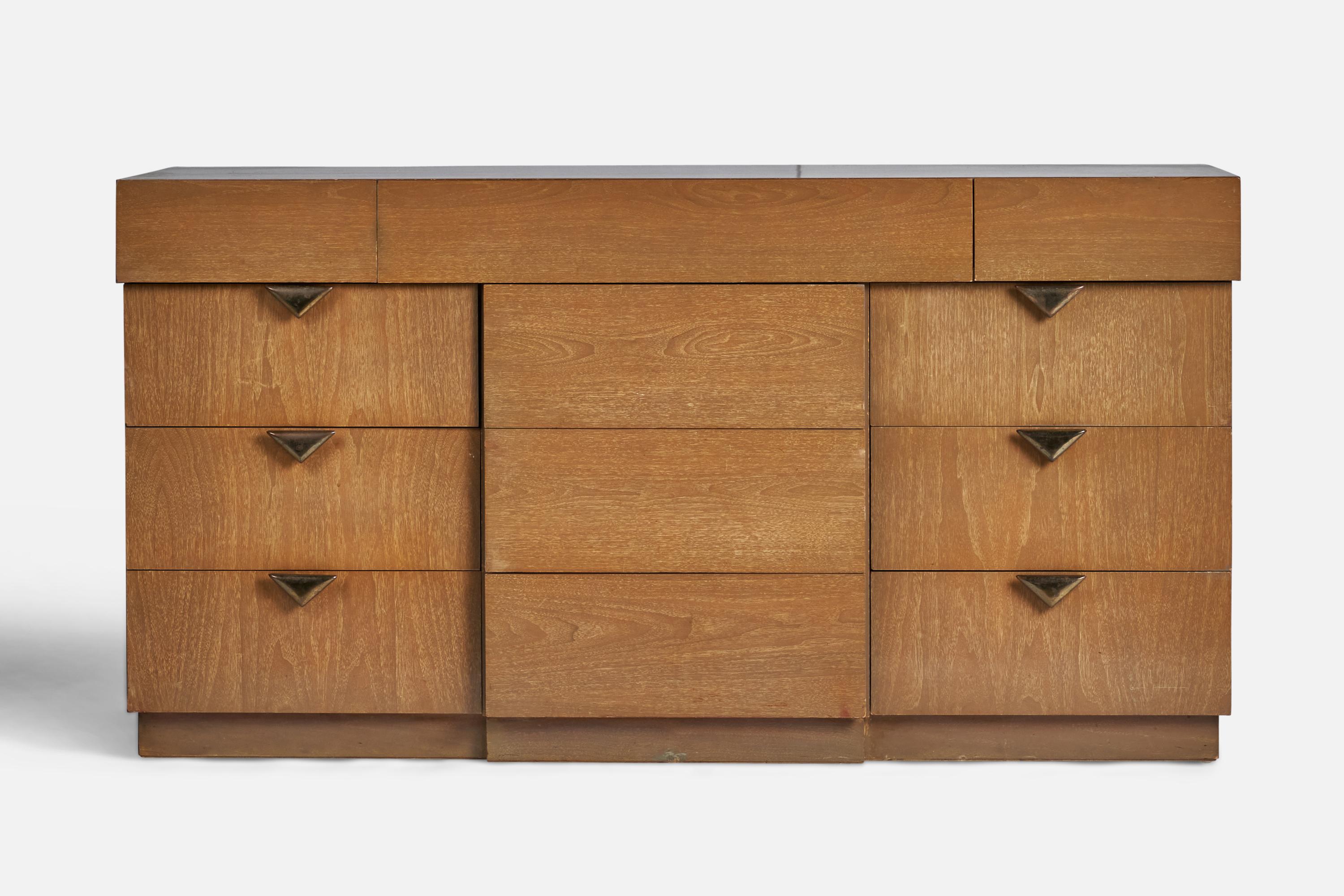 American Designer, Dresser, Walnut, Brass, USA, 1950s In Good Condition For Sale In High Point, NC