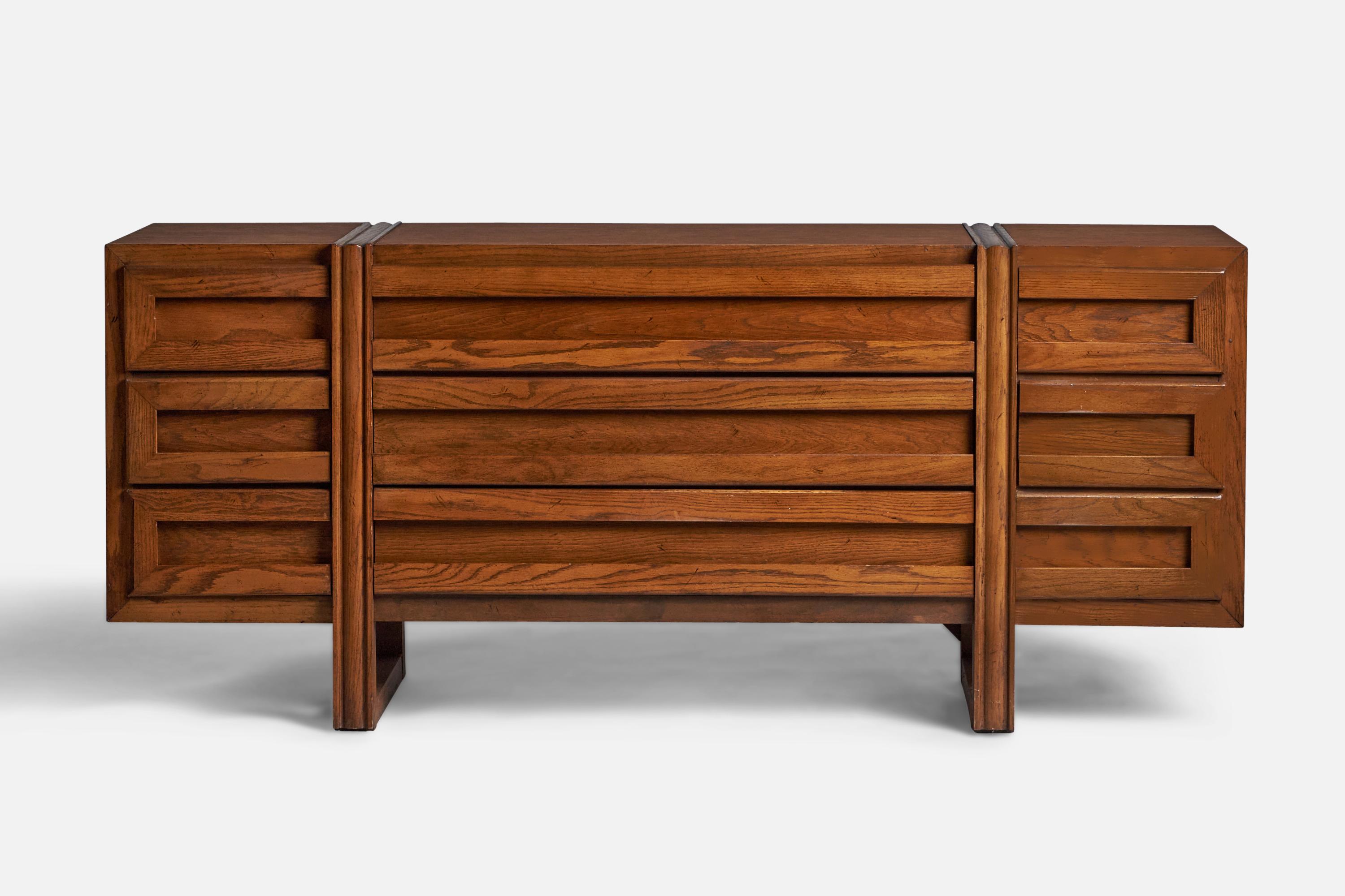 American Designer, Dresser, Walnut, USA, 1950s In Good Condition For Sale In High Point, NC