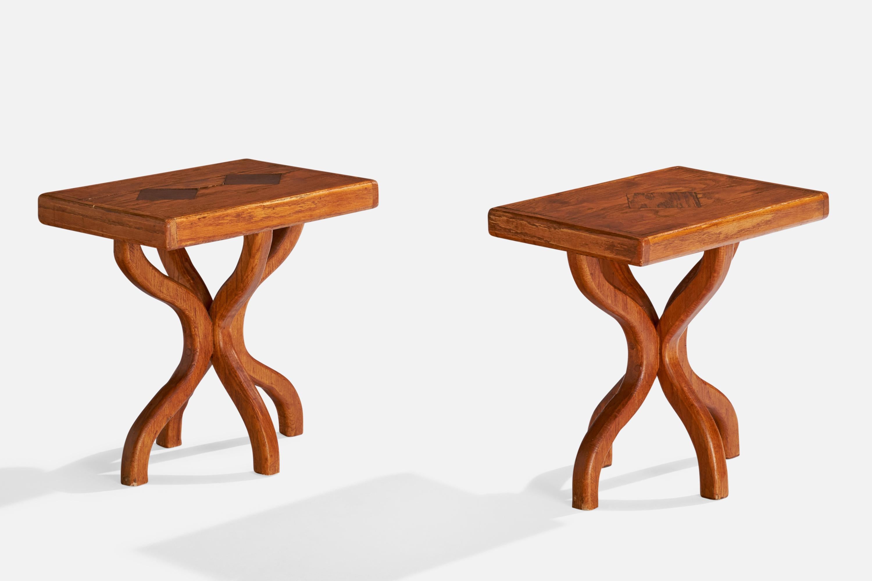 Coppia di tavolini in Oak progettati e prodotti negli Stati Uniti, anni '40 circa.

Dimensioni: 17,8