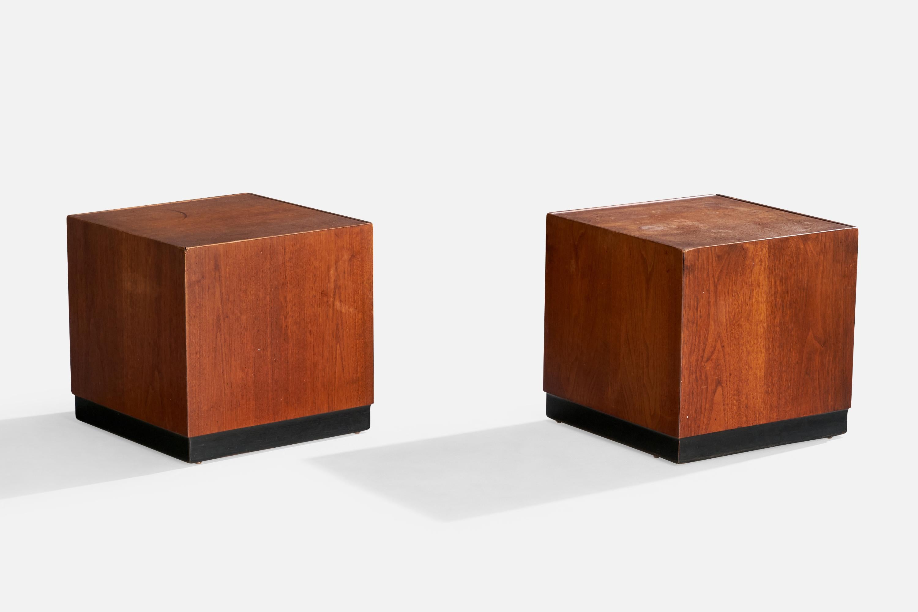 Ein Paar End- oder Beistelltische aus Nussbaum und schwarz lackiertem Holz, entworfen und hergestellt in den USA, ca. 1950er Jahre.

Dramatische ursprüngliche Patina vorhanden.

Abmessungen: 15,5