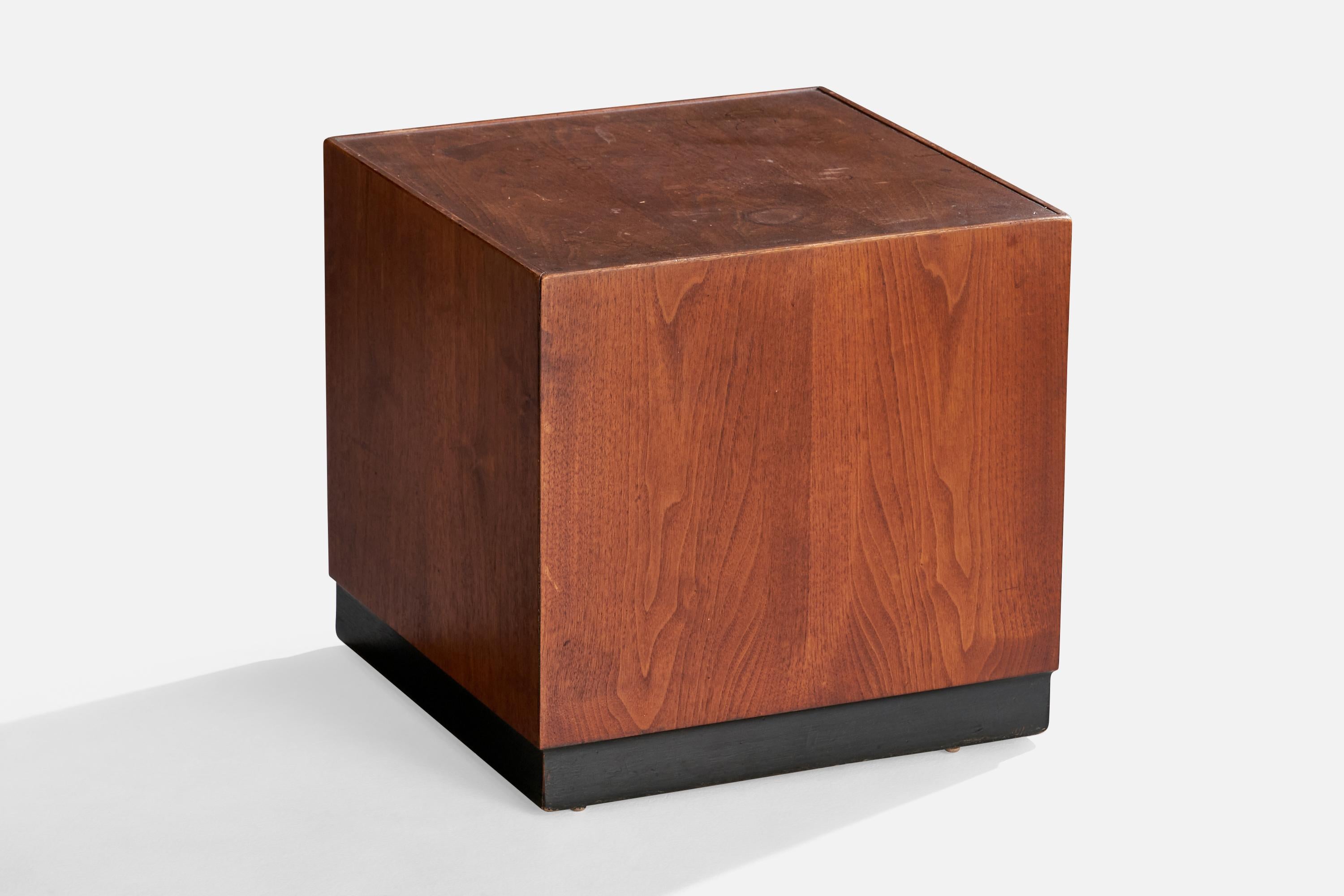 Amerikanische Designerin, Beistelltische, Nussbaum, USA, 1950er Jahre (amerikanisch) im Angebot