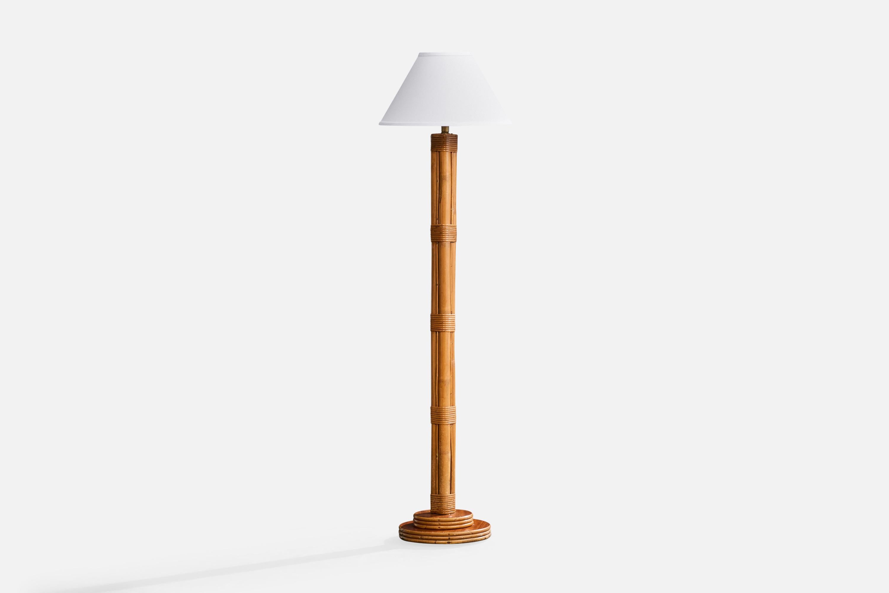 Una lampada da terra in bambù, rattan, legno e tessuto bianco progettata e prodotta negli Stati Uniti, negli anni '50 circa.

Dimensioni della lampada con paralume (pollici): 59.25 