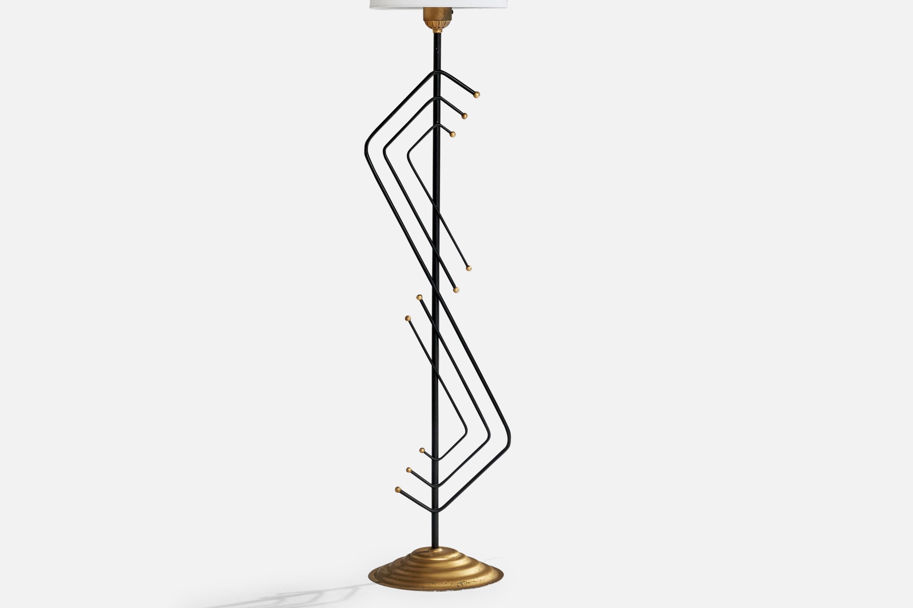 Lámpara de pie de latón, metal pintado de negro y tela blanca, diseñada y fabricada en EE.UU., c. 1950.

Dimensiones de la lámpara con pantalla (pulgadas): 58,35