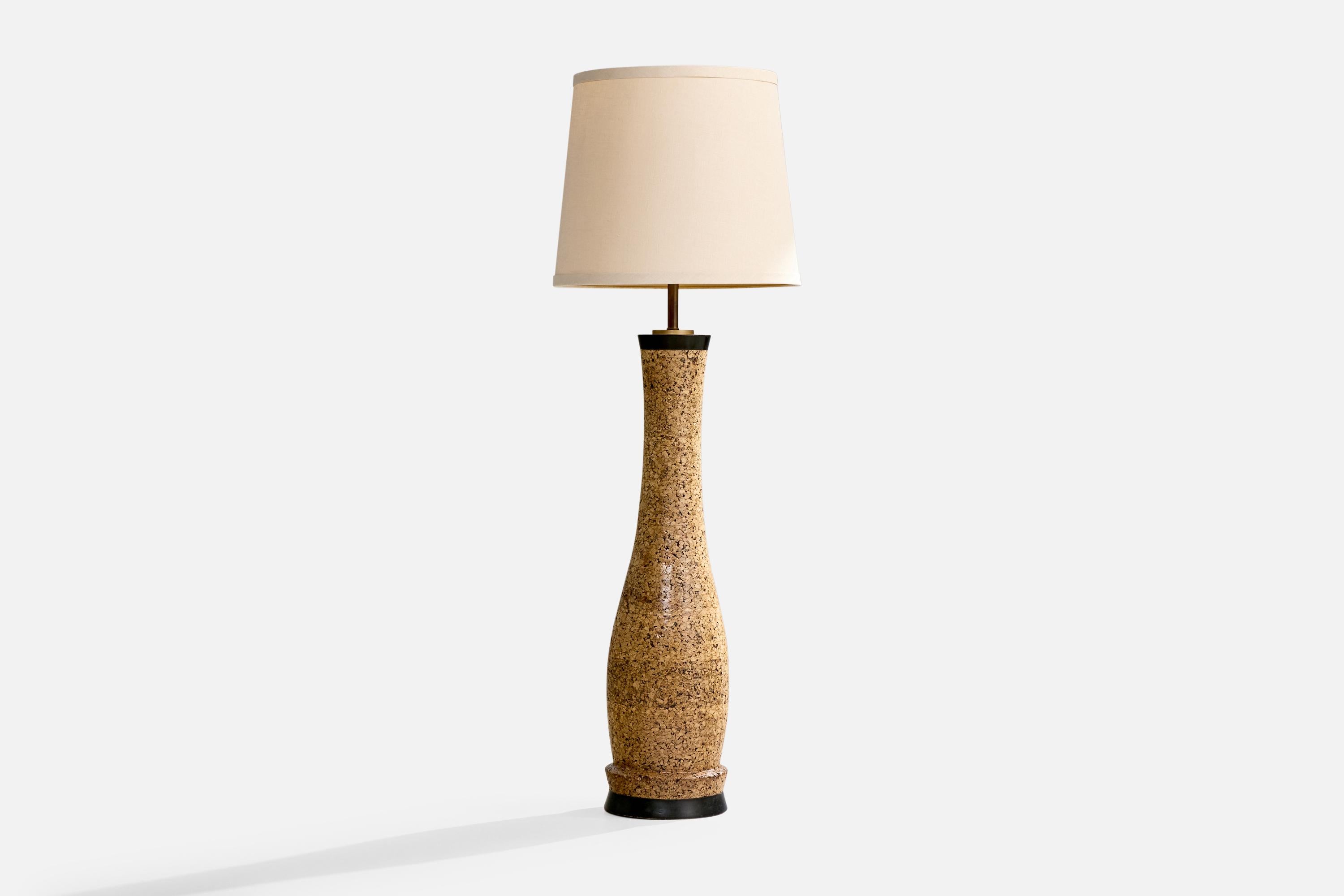 Lampadaire en liège, laiton, bois peint en noir et tissu blanc crème, conçu et produit aux États-Unis, vers les années 1970.

Dimensions de la lampe avec abat-jour (pouces) : 66.5 