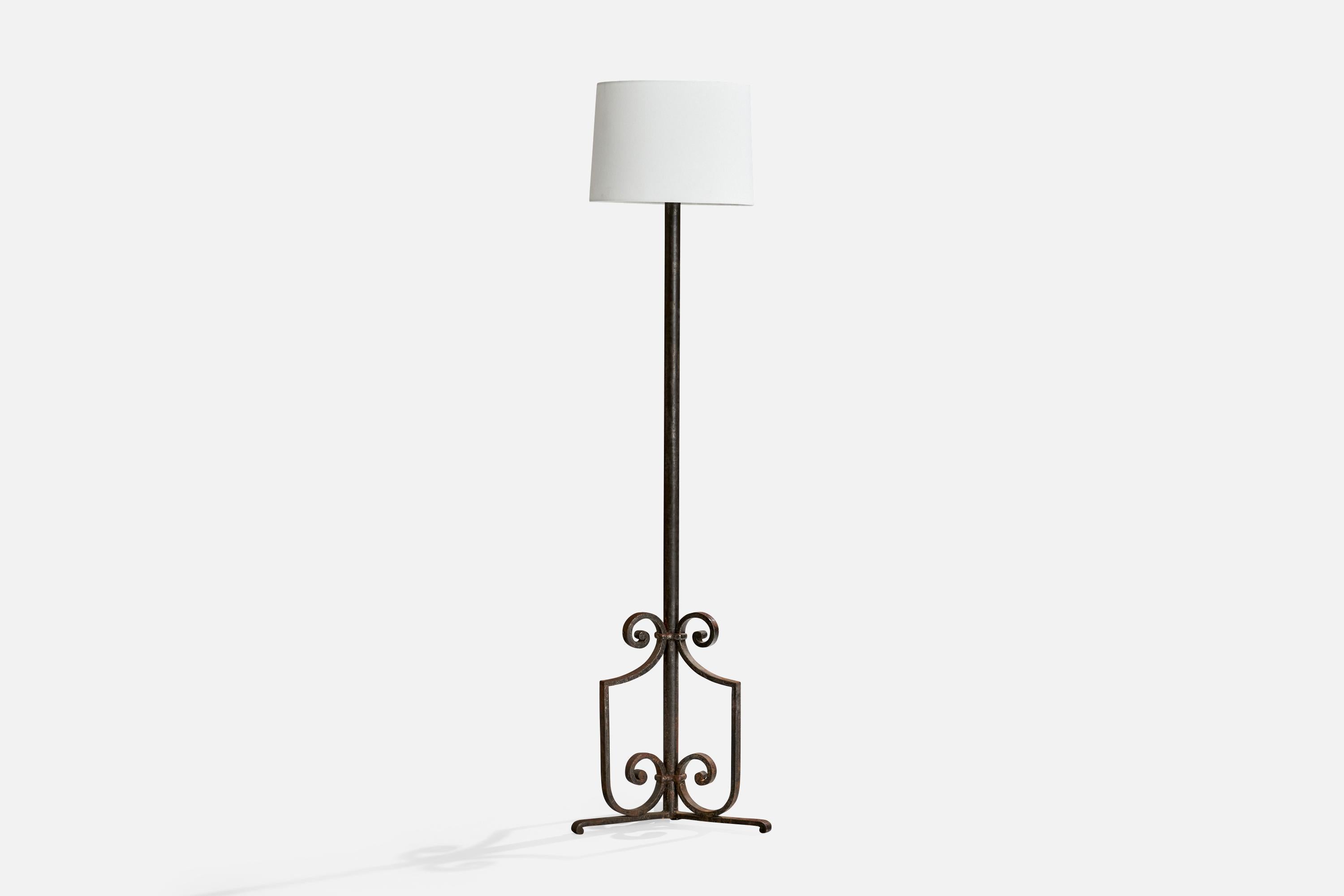 Stehlampe aus schwarz lackiertem Eisen und weißem Stoff, entworfen und hergestellt in den USA, ca. 1970er Jahre.

Abmessungen der Lampe mit Schirm (Zoll): 64