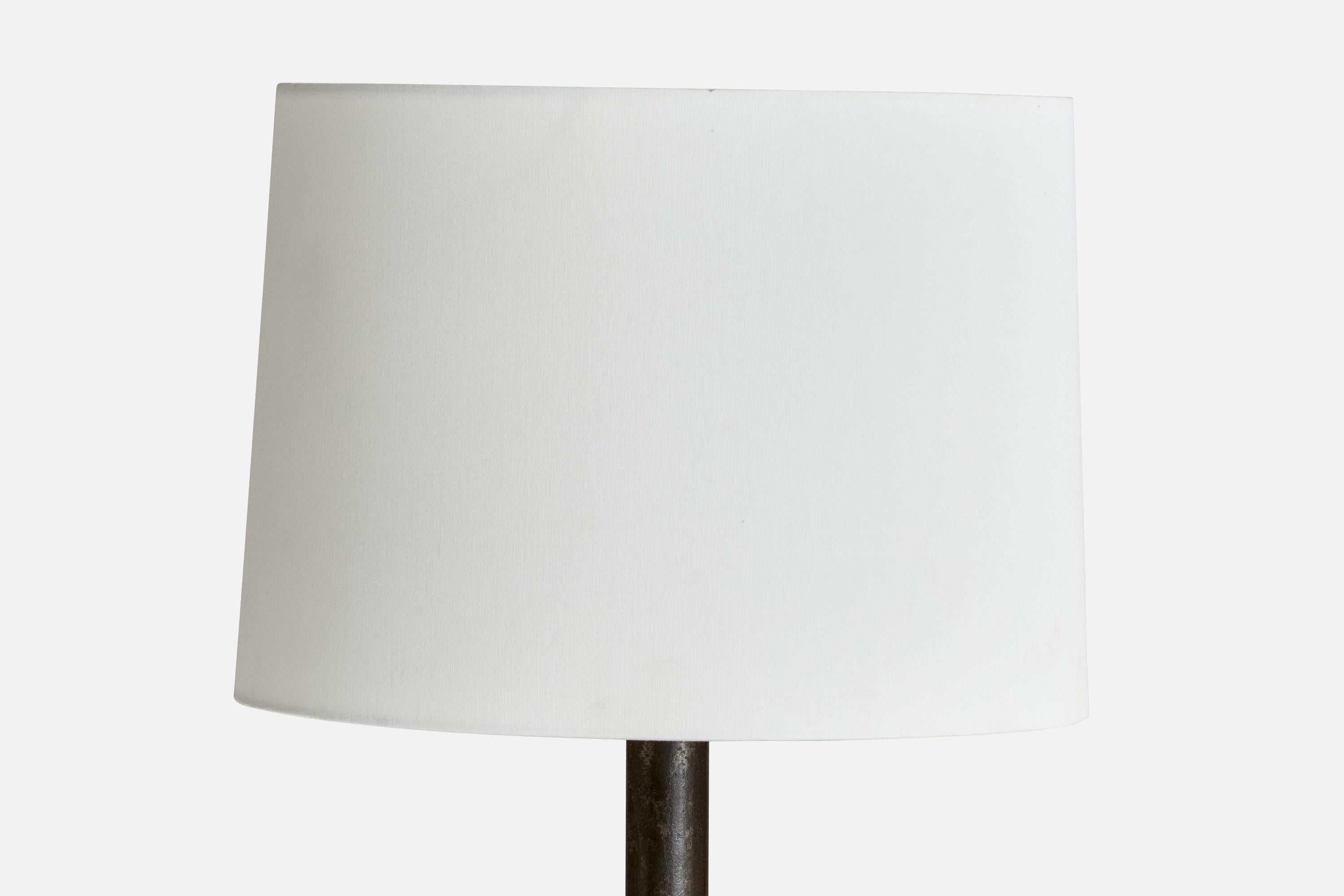 Amerikanische Designerin, Stehlampe, Eisen, Stoff USA, 1970er Jahre (amerikanisch) im Angebot