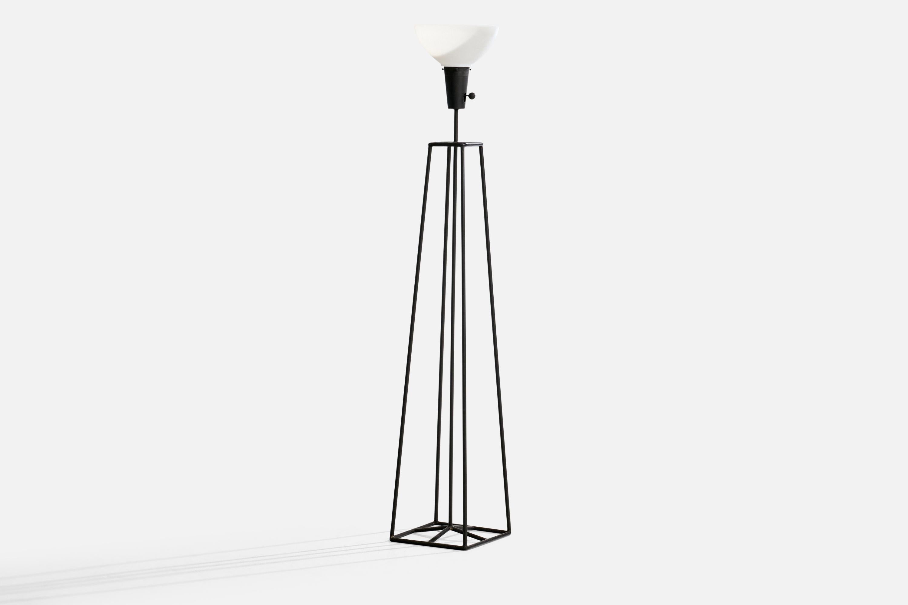 Lámpara de pie de hierro lacado en negro y cristal blanco, diseñada y fabricada en EE.UU., c. 1950.

Dimensiones de la lámpara (pulgadas): 60,375 