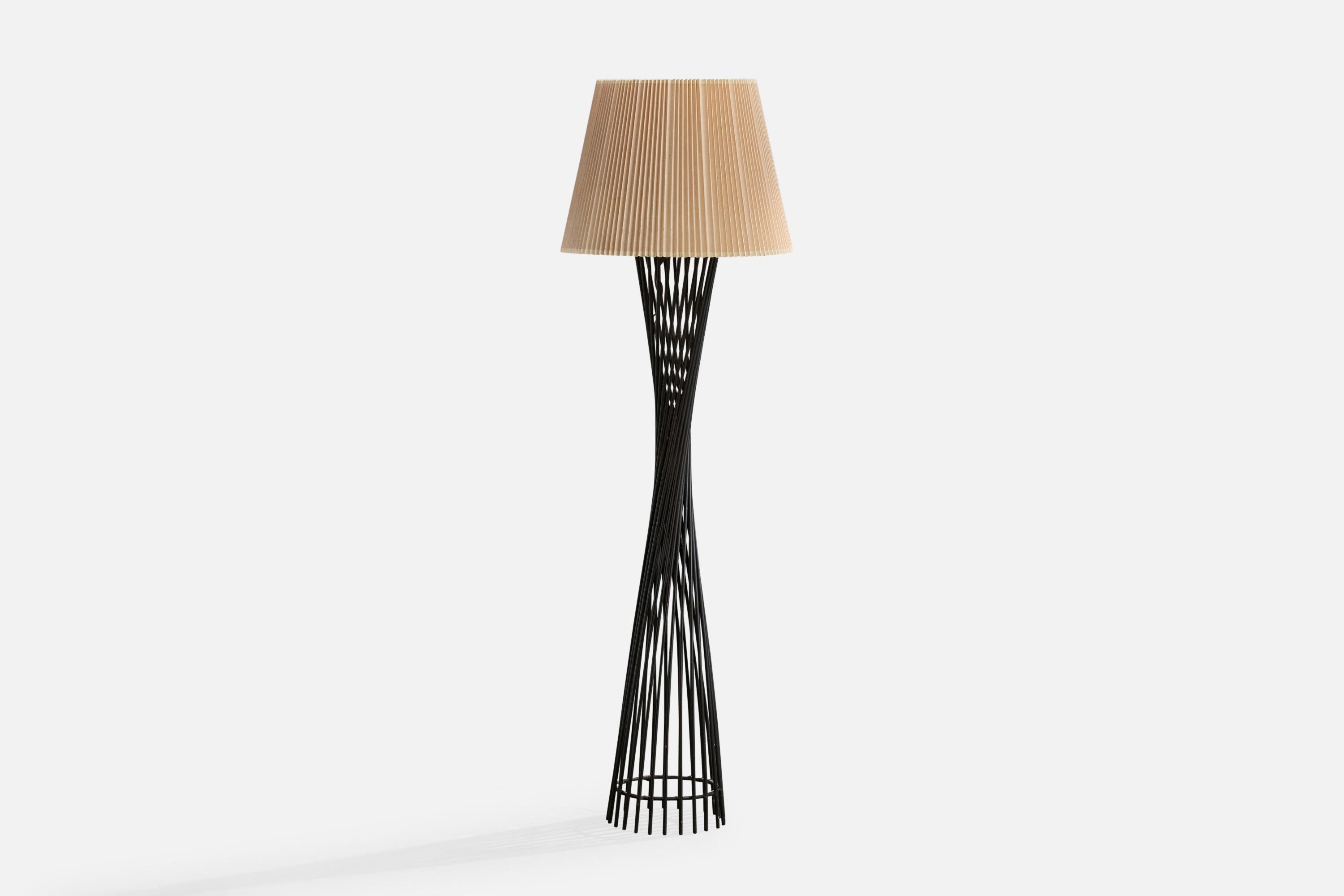 Lámpara de pie de hierro lacado en negro y papel beige, diseñada y fabricada en EE.UU., c. 1950.

Dimensiones de la lámpara con pantalla (pulgadas): 58,15