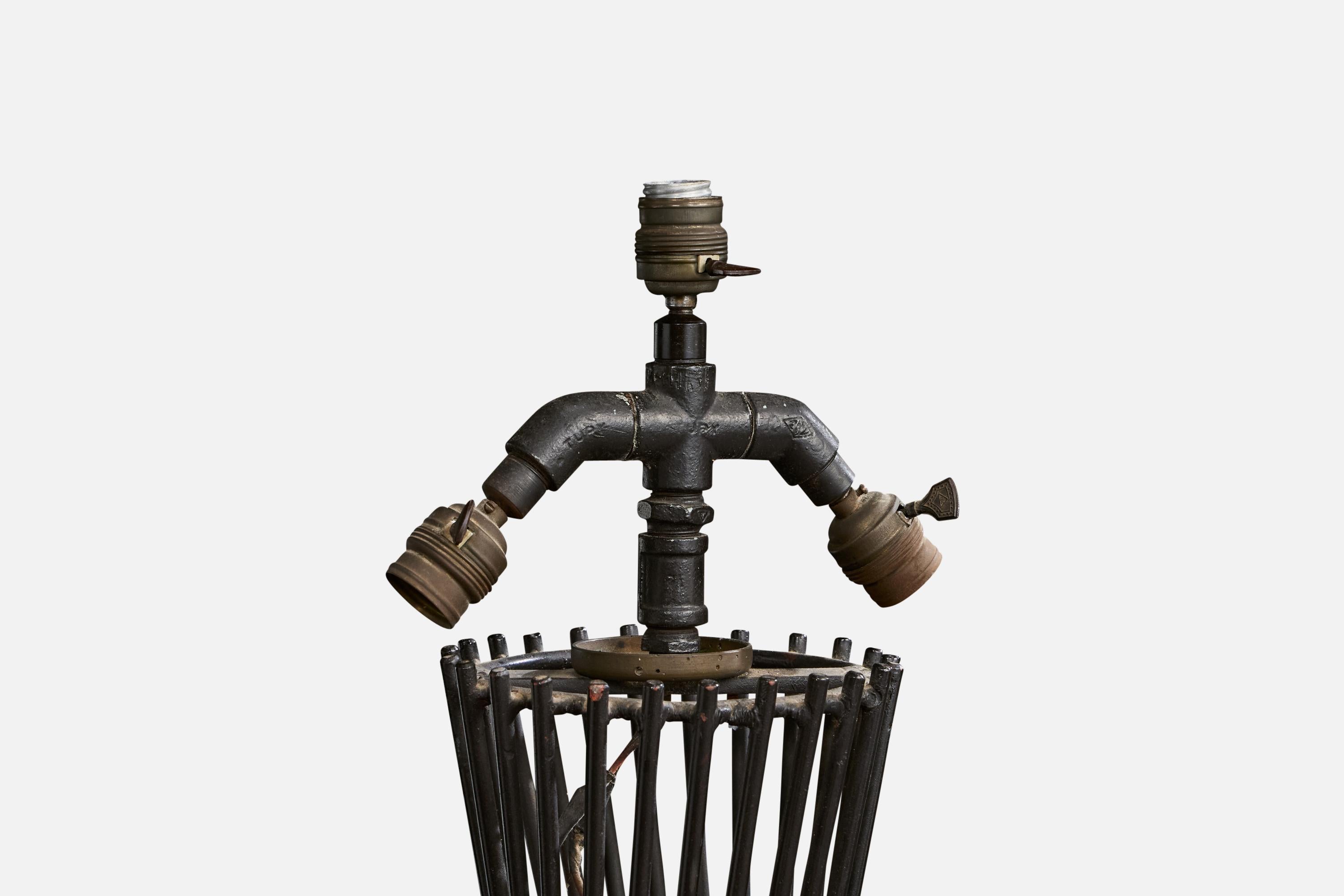 Diseñador americano, Lámpara de pie, Hierro, Papel, EE.UU., Años 50 Estadounidense en venta