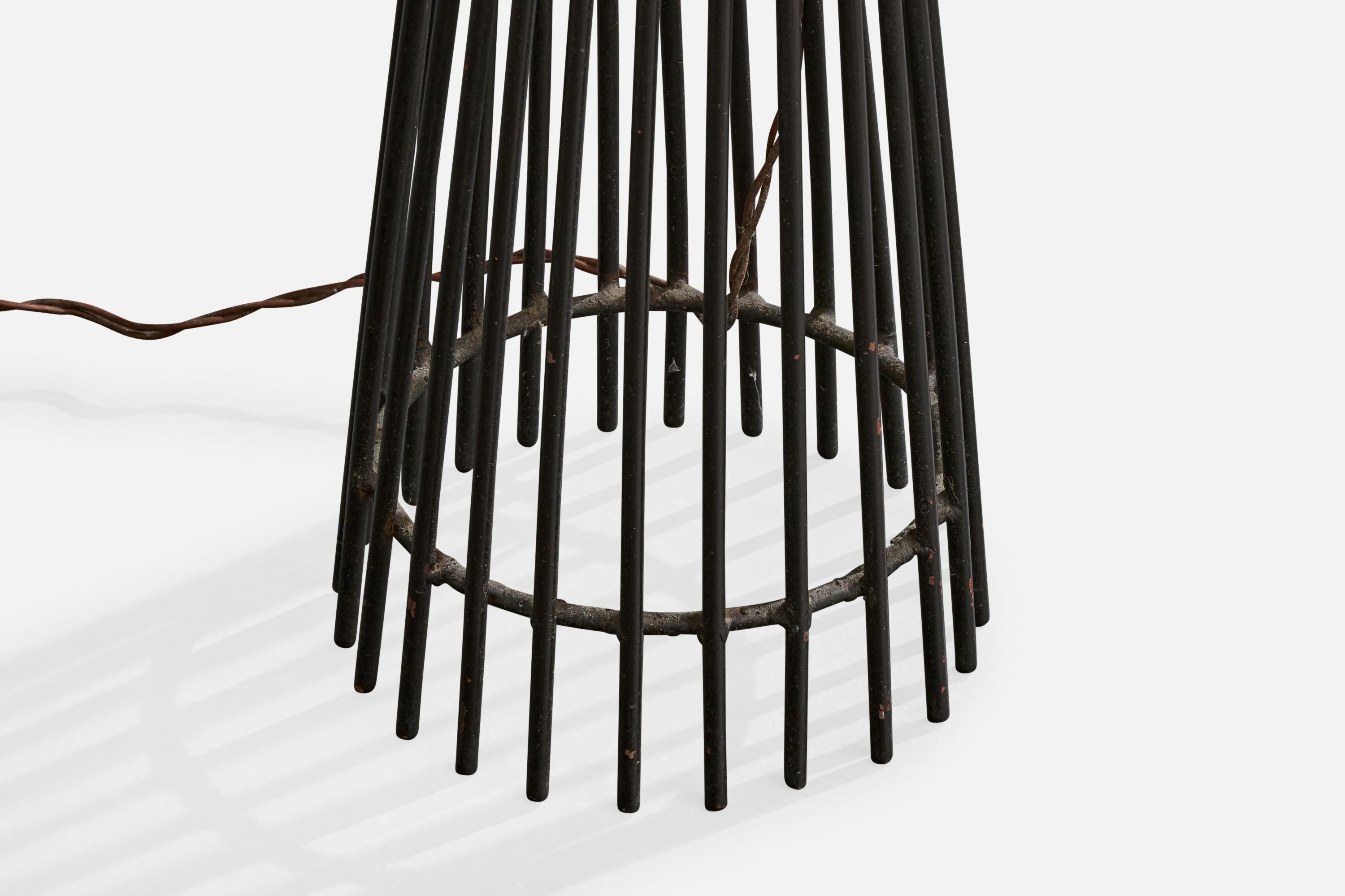 Diseñador americano, Lámpara de pie, Hierro, Papel, EE.UU., Años 50 mediados del siglo XX en venta