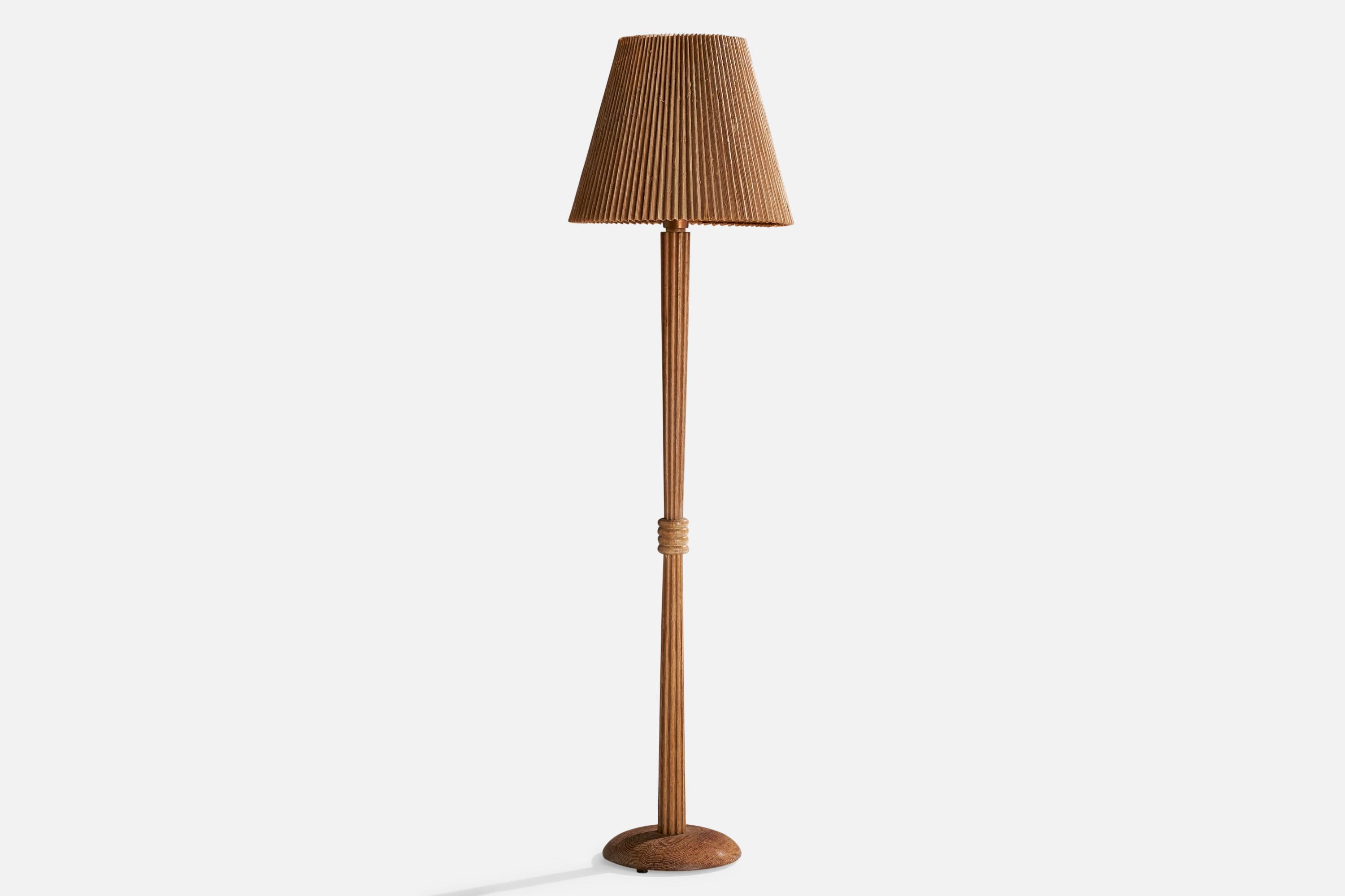 Una lampada da terra in quercia cerata, rame e carta marrone progettata e prodotta negli Stati Uniti, negli anni '50 circa.

Dimensioni della lampada (pollici): 65,75