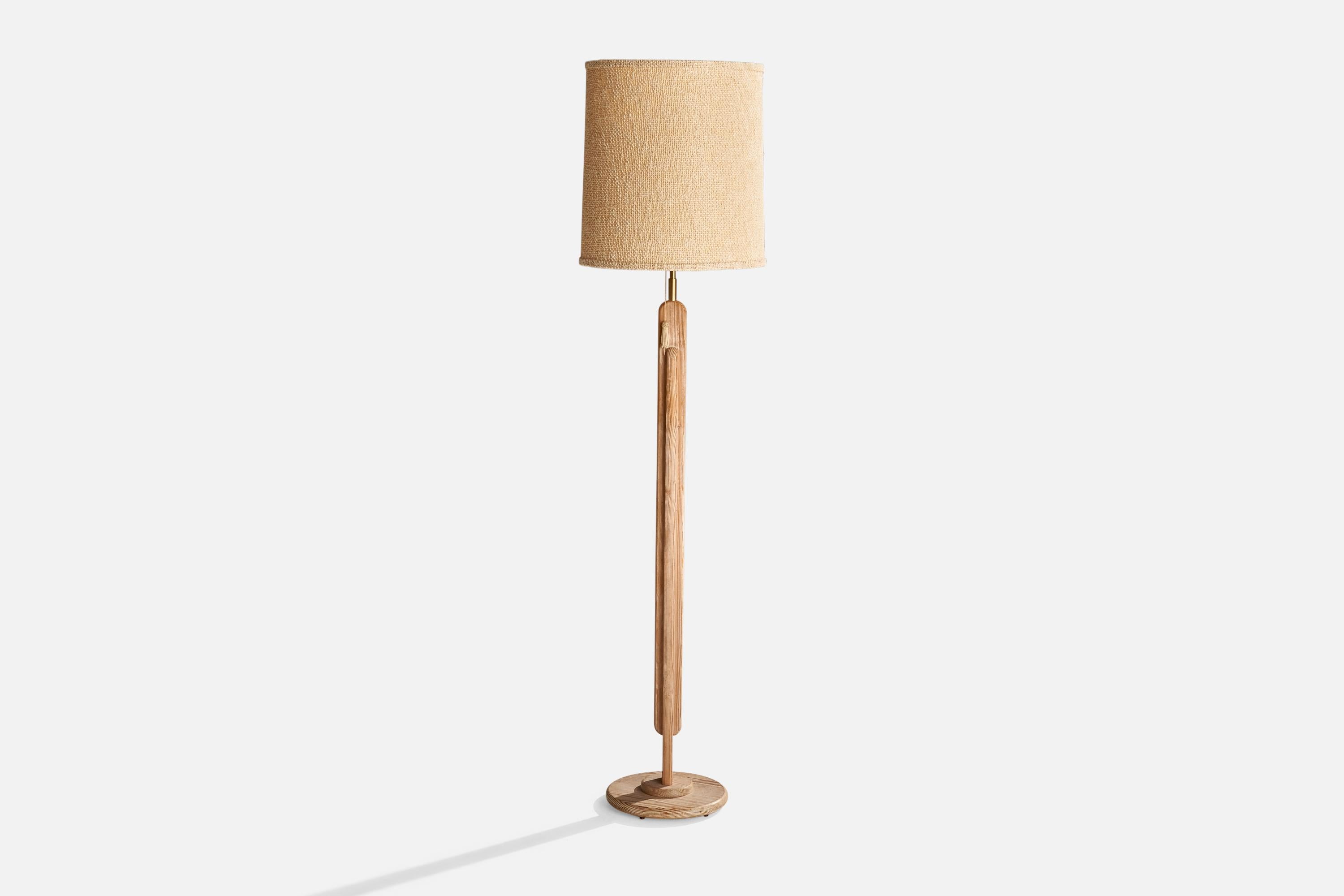 Lampadaire en pin blanchi et en laiton, conçu et produit aux États-Unis, vers les années 1970.

Dimensions de la lampe avec abat-jour (pouces) : 66.375
