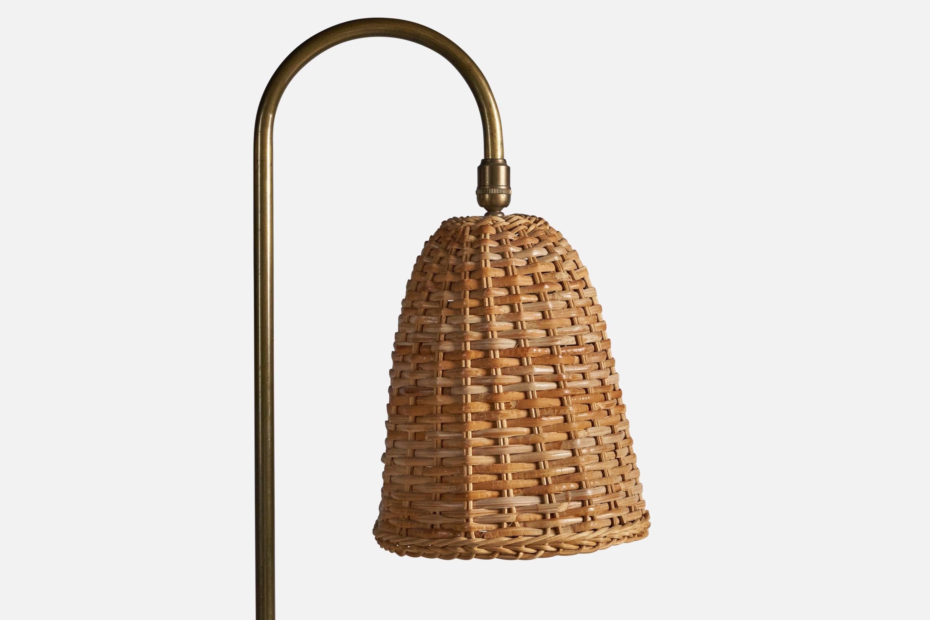 American Designer, Floor Lamp, Rattan, Brass, USA, 1950s In Good Condition For Sale In High Point, NC
