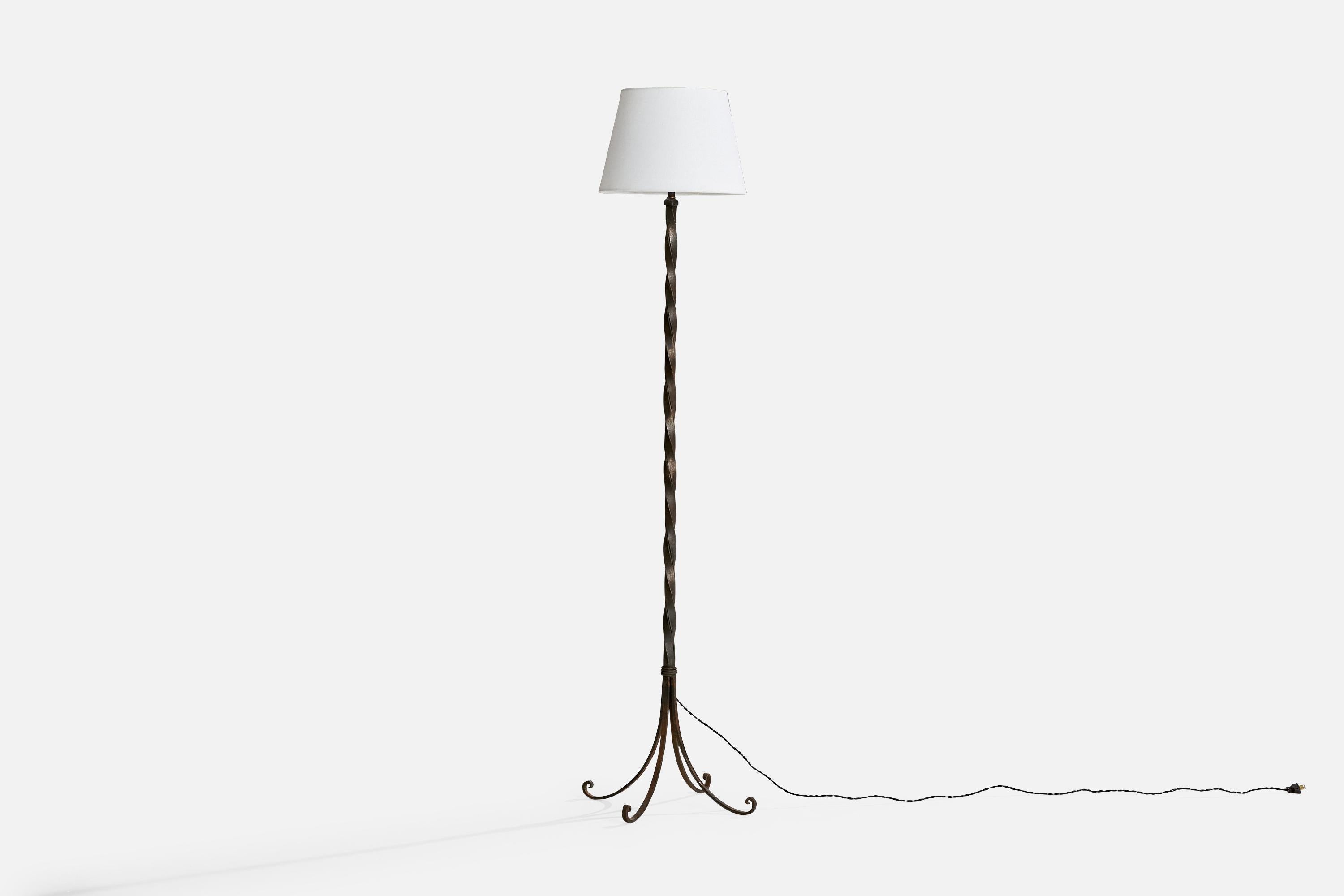 Lámpara de pie de hierro forjado y tela blanca, diseñada y fabricada en EE.UU., c. 1970.

Dimensiones de la lámpara con pantalla (pulgadas): 69