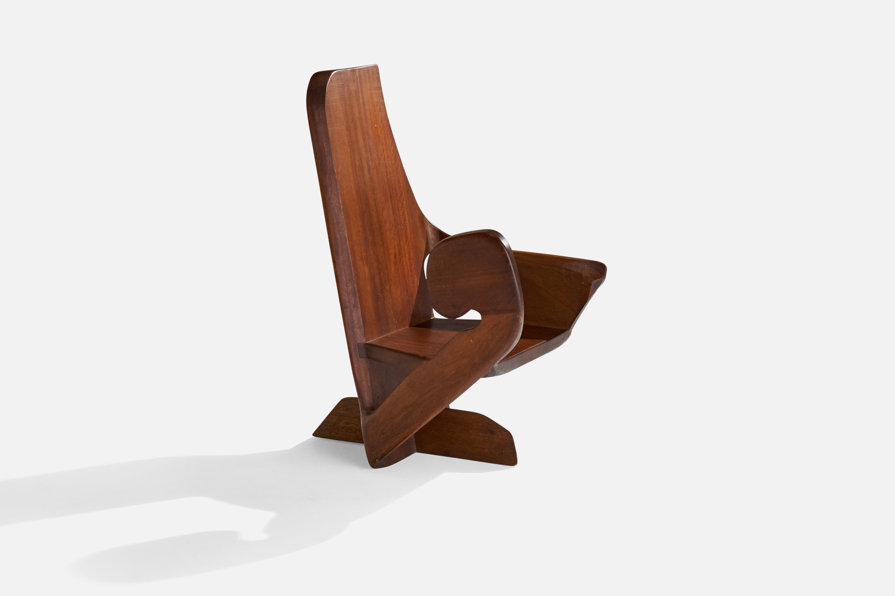 Ein Lounge- oder Sessel aus Nussbaumholz in freier Form, entworfen und hergestellt in den USA. Signiert Fisher und datiert 1980.

Sitzhöhe 14,75