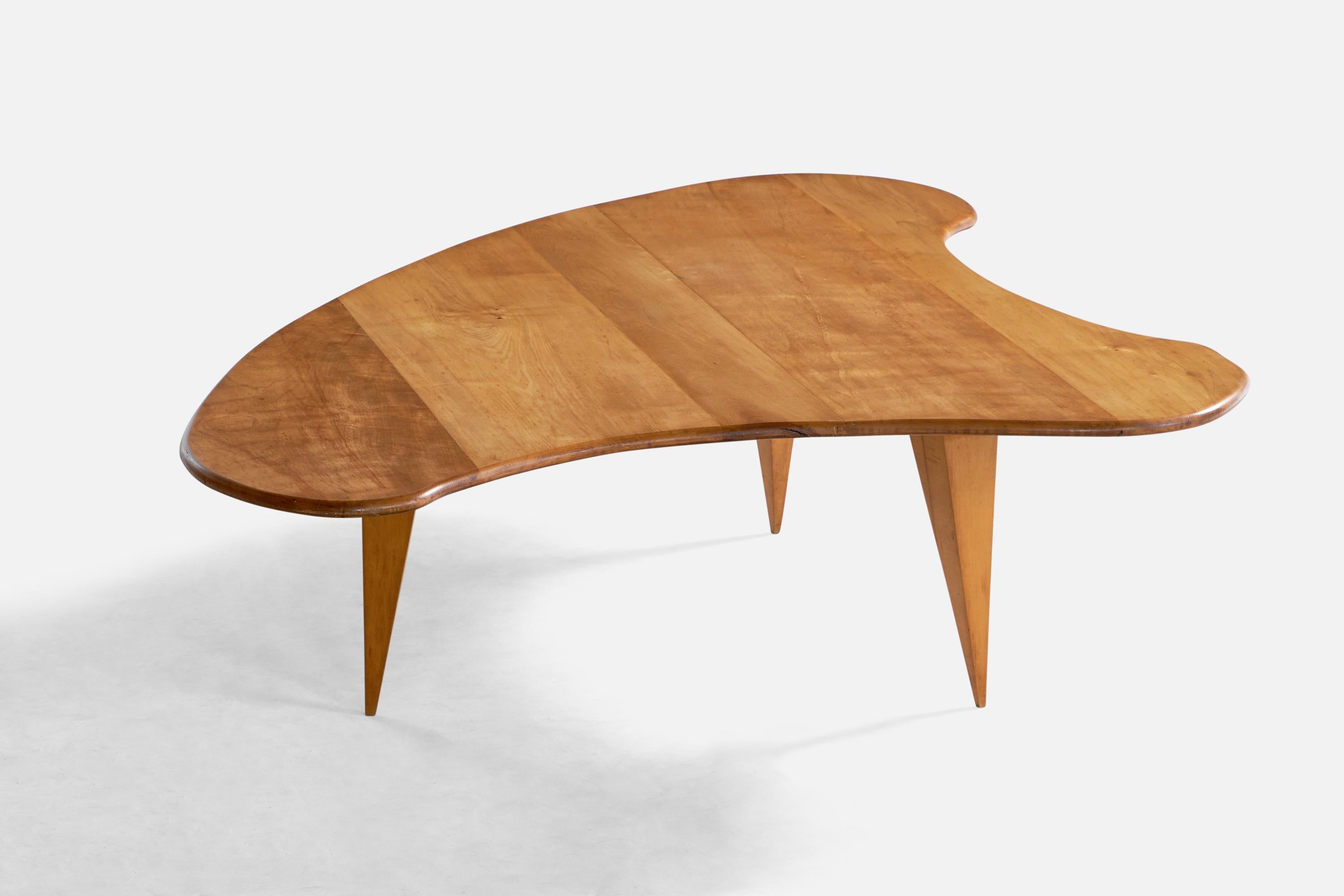 A freeform maple coffee table designed and produced in the US, c. 1950s.

