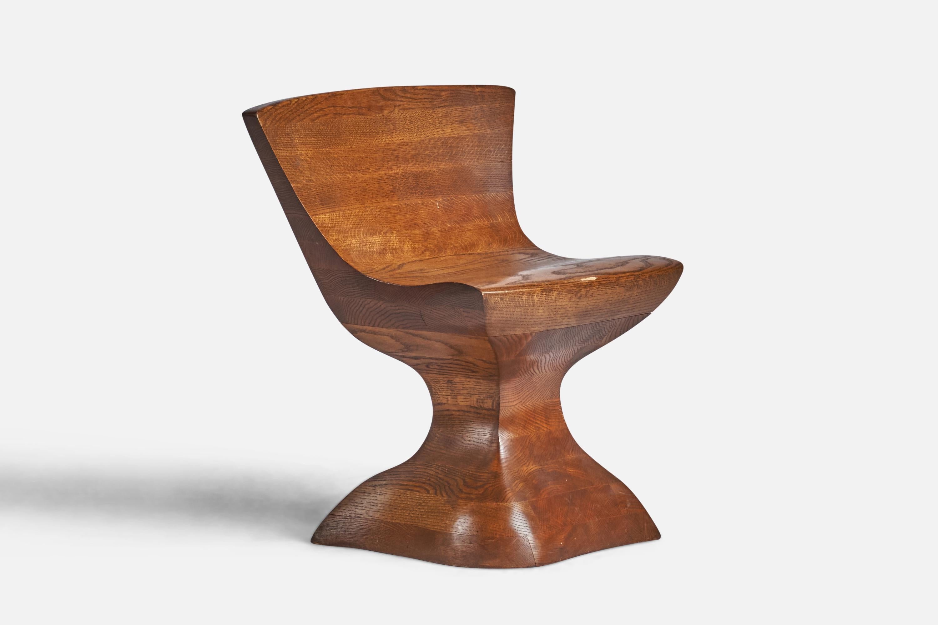 Ein Beistellstuhl aus laminierter und geschnitzter Eiche, entworfen und hergestellt in den USA, ca. 1980er Jahre.
17
