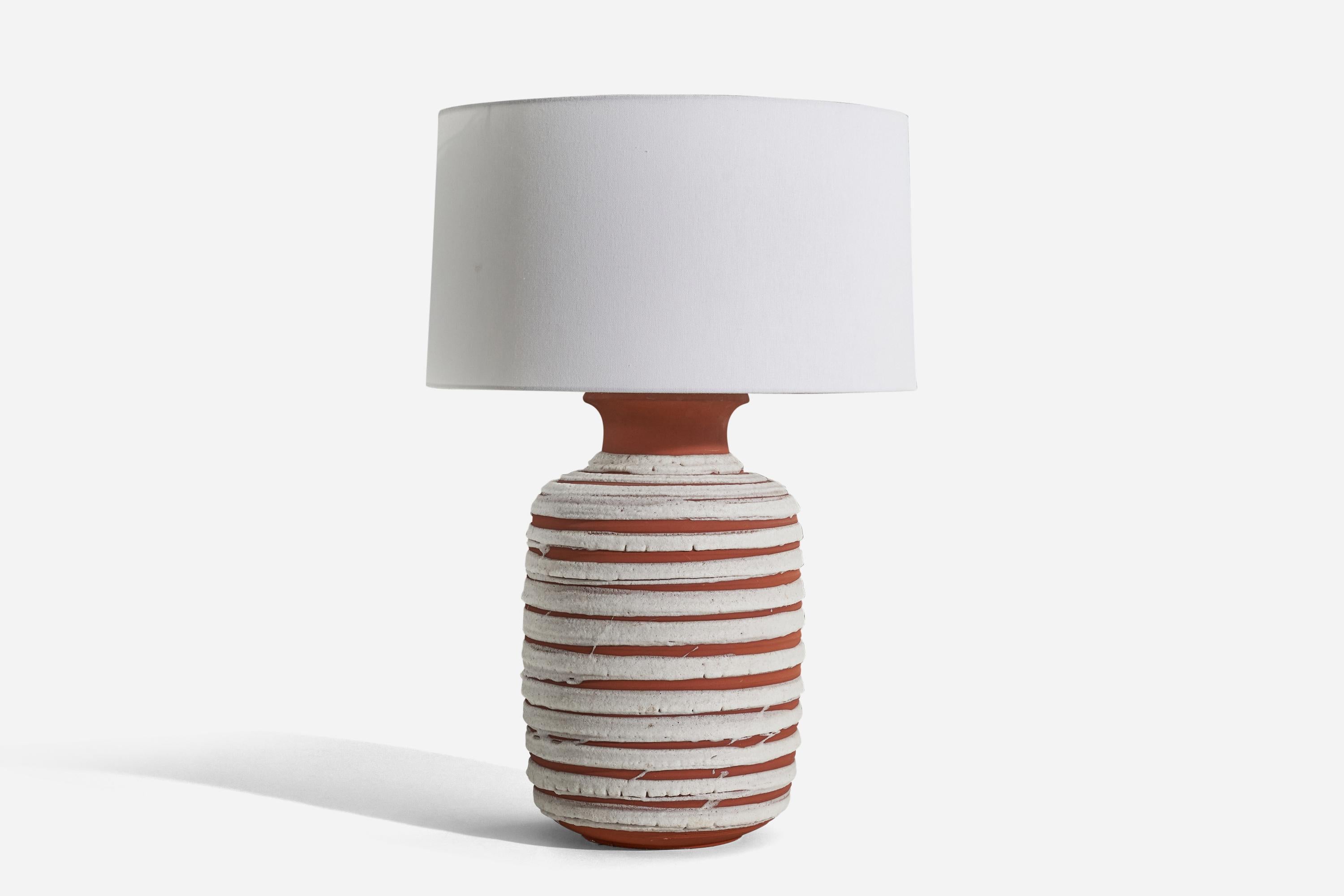 A brown and white ceramic table lamp designed and produced by an American Designer, 1960s. 

Sold without lampshade. 
Dimensions of Lamp (inches) : 20.12 x 10.5 x 10.5 (H x W x D)
Dimensions of Shade (inches) : 17 x 18 x 10 (T x B x