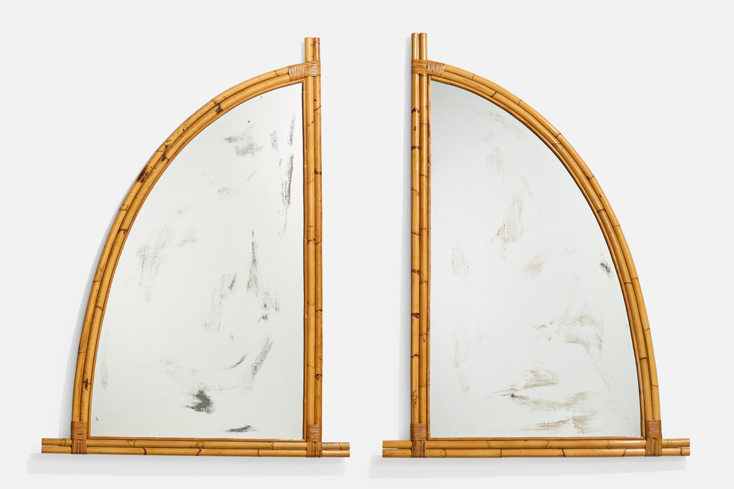 Paire de grands miroirs muraux en bambou et en rotin, conçus et produits aux États-Unis, vers les années 1950.

Les verres miroirs sont fortement tachés.

Dimensions : 62,75