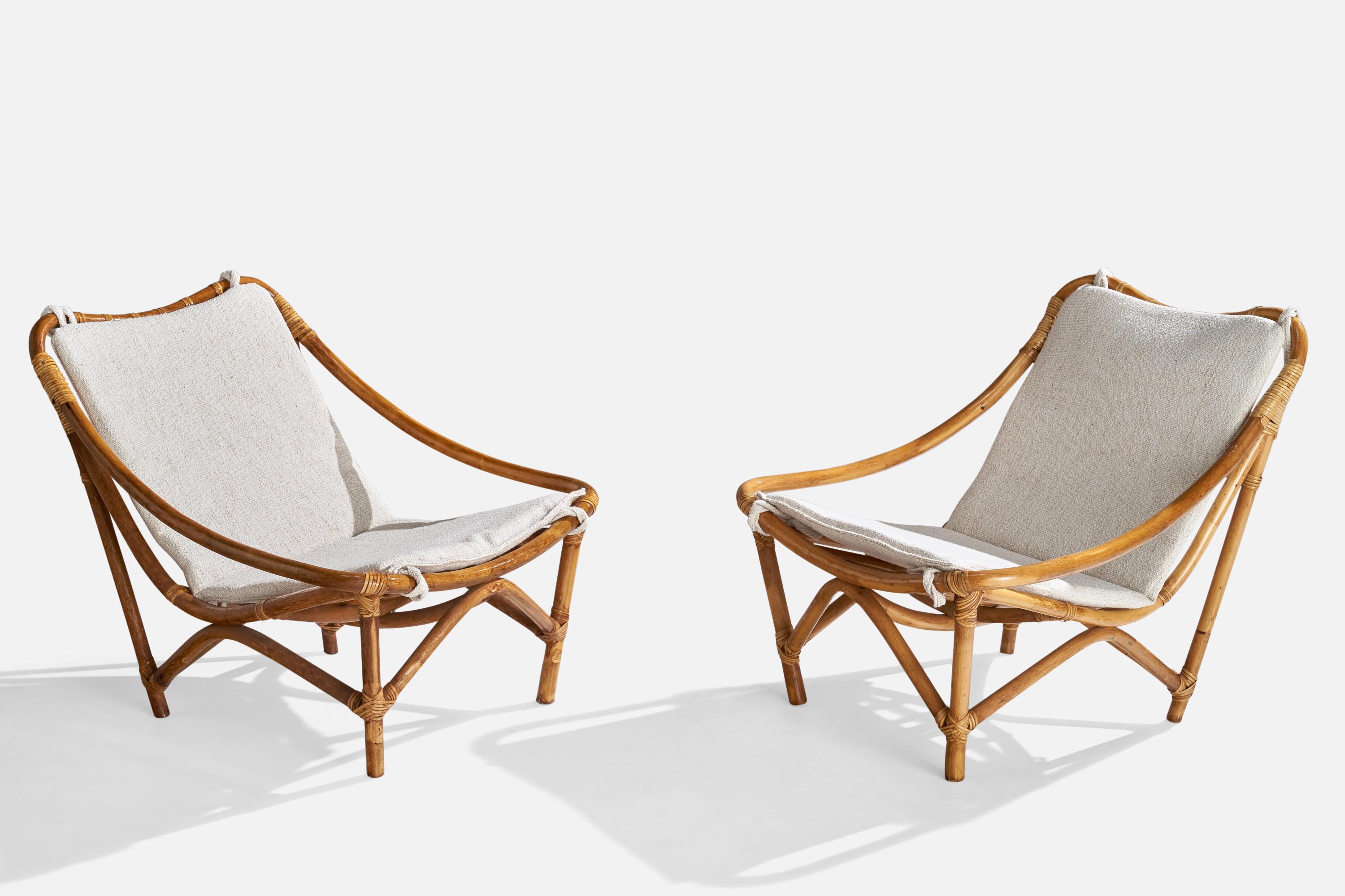 Paire de chaises longues en bambou, rotin et tissu blanc, conçues et produites aux États-Unis, vers les années 1950.

Hauteur du siège : 14