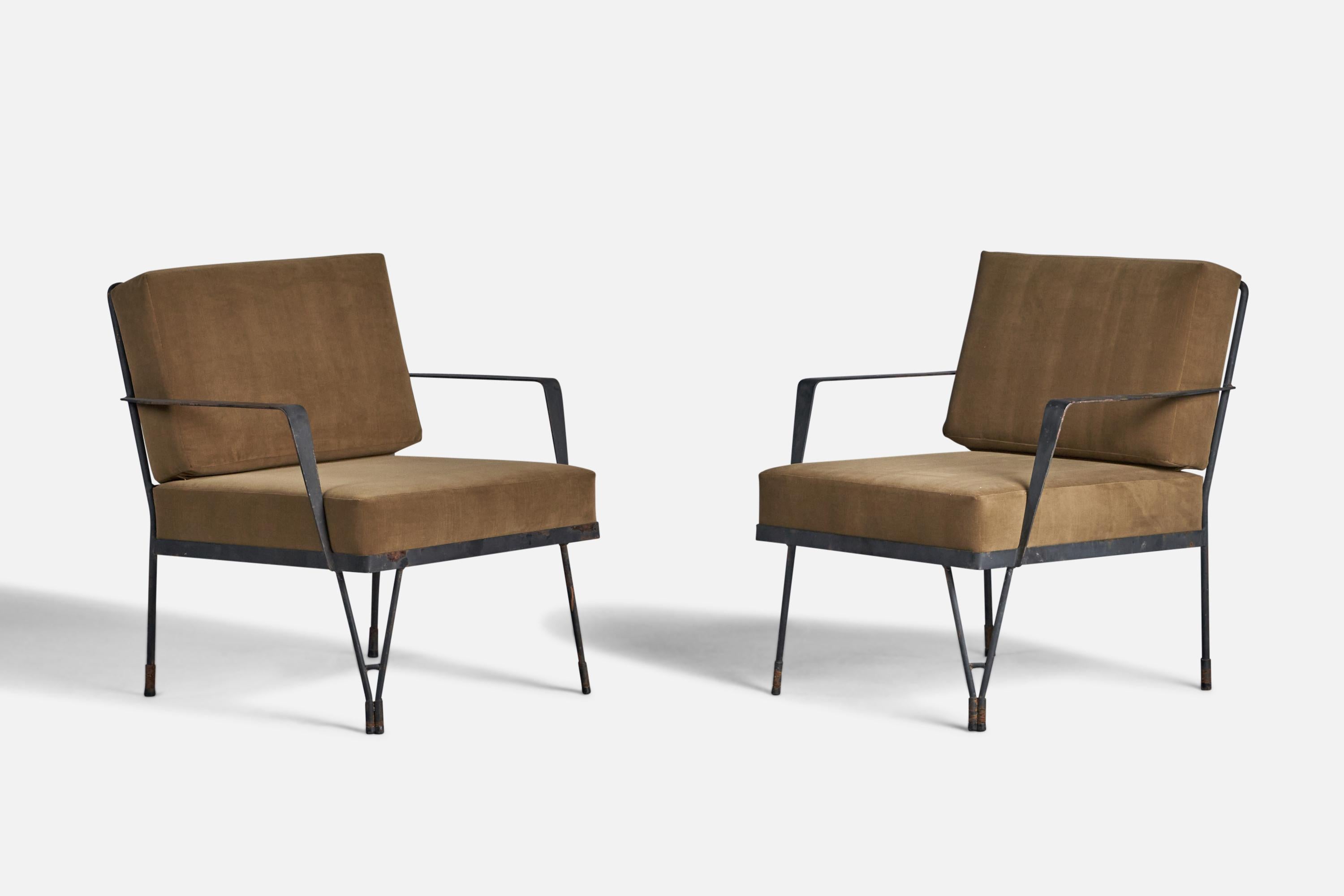 Ein Paar Lounge-Sessel aus schwarz lackiertem Metall, Messing und grauem Samt, entworfen und hergestellt in den USA, 1950er Jahre.

17