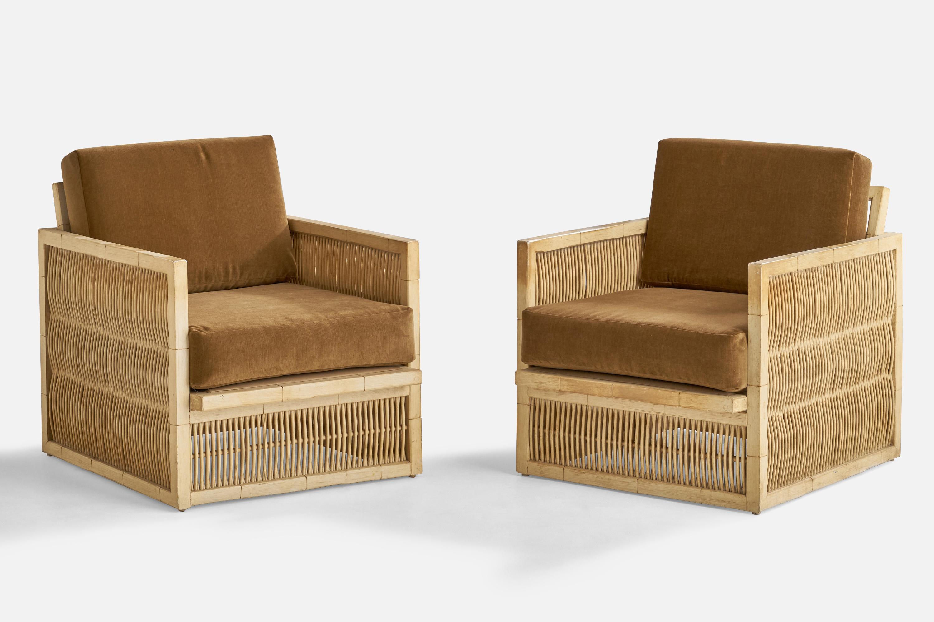  Paire de chaises longues en chêne cérusé, bambou et velours gris brun, conçues et produites aux États-Unis, années 1960.

Hauteur du siège : 17.25
